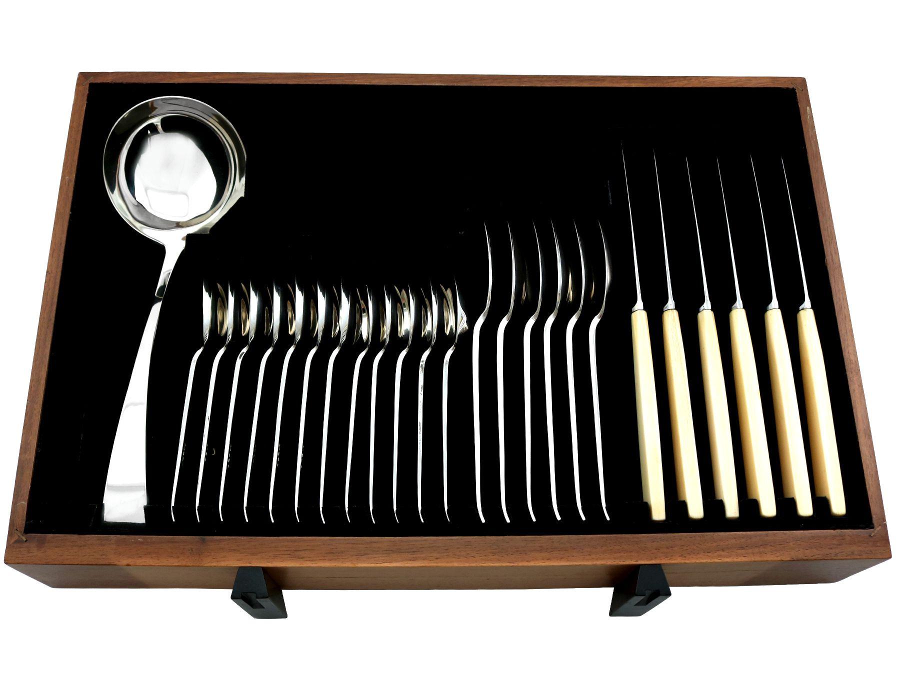 Antique Sterling Silver Canteen of Cutlery for Twelve Persons In Excellent Condition In Jesmond, Newcastle Upon Tyne