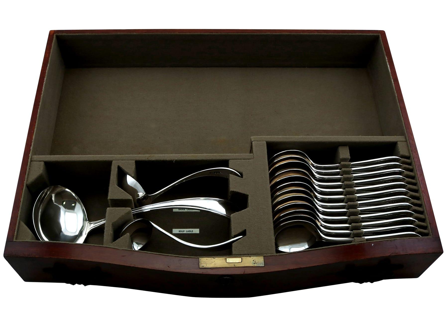 Antique Sterling Silver Canteen of Cutlery for Twelve Persons In Excellent Condition For Sale In Jesmond, Newcastle Upon Tyne