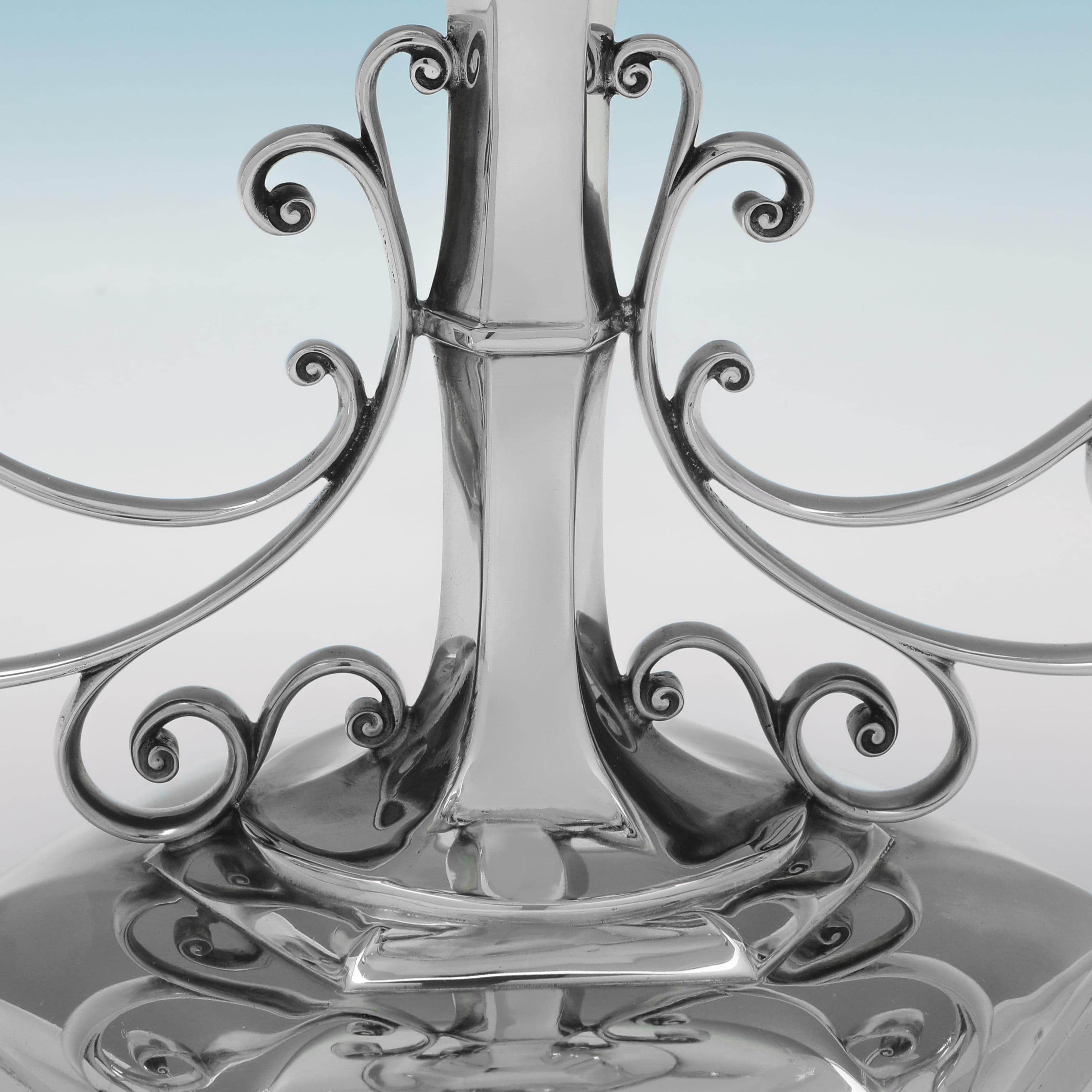 Antiker Tafelaufsatz oder Epergne aus Sterlingsilber, hergestellt 1913 von Walker & Hall im Zustand „Gut“ im Angebot in London, London