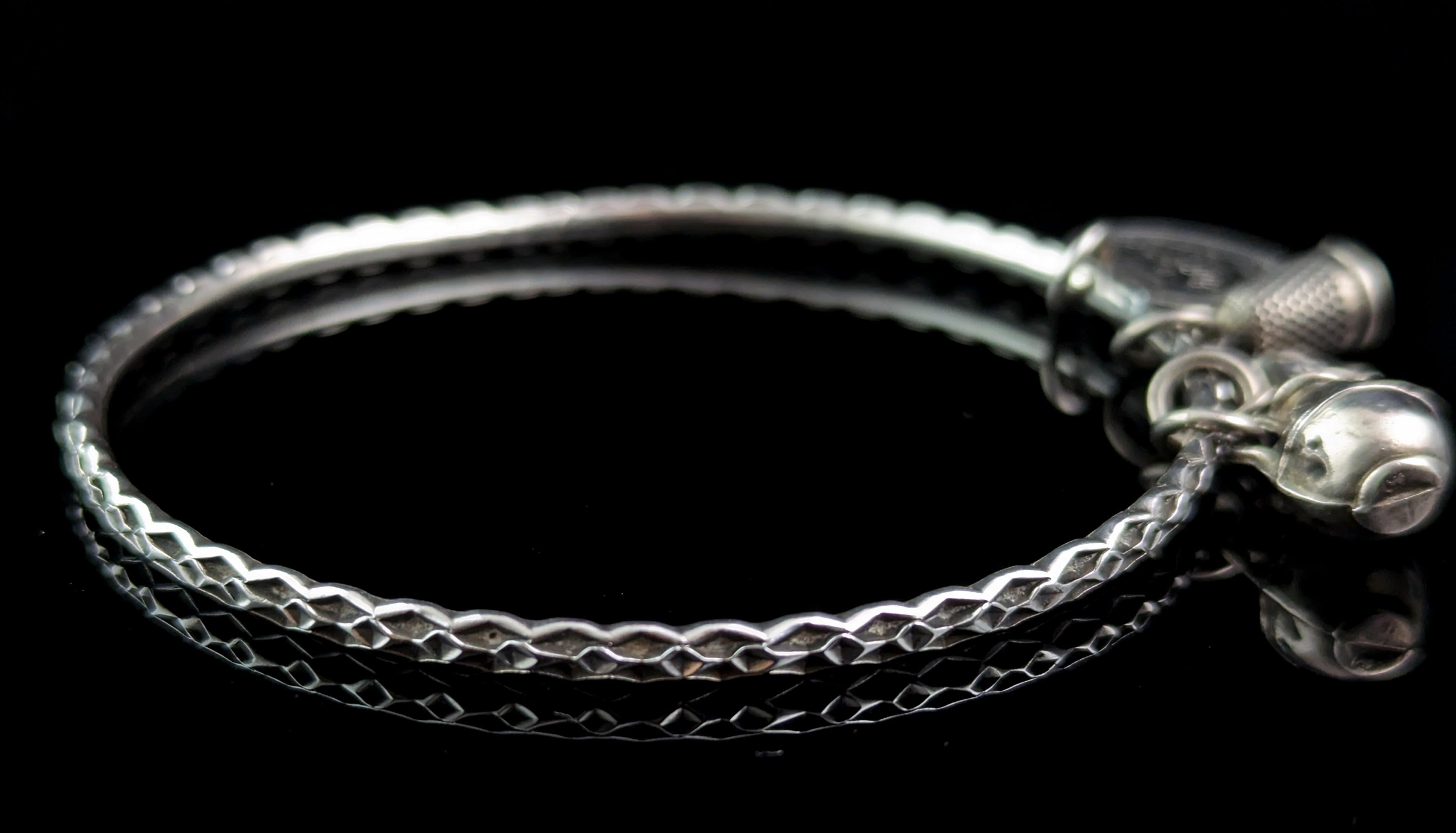 Bracelet jonc breloque ancien en argent sterling, bracelet, breloques Lucky Charms  État moyen à NEWARK, GB