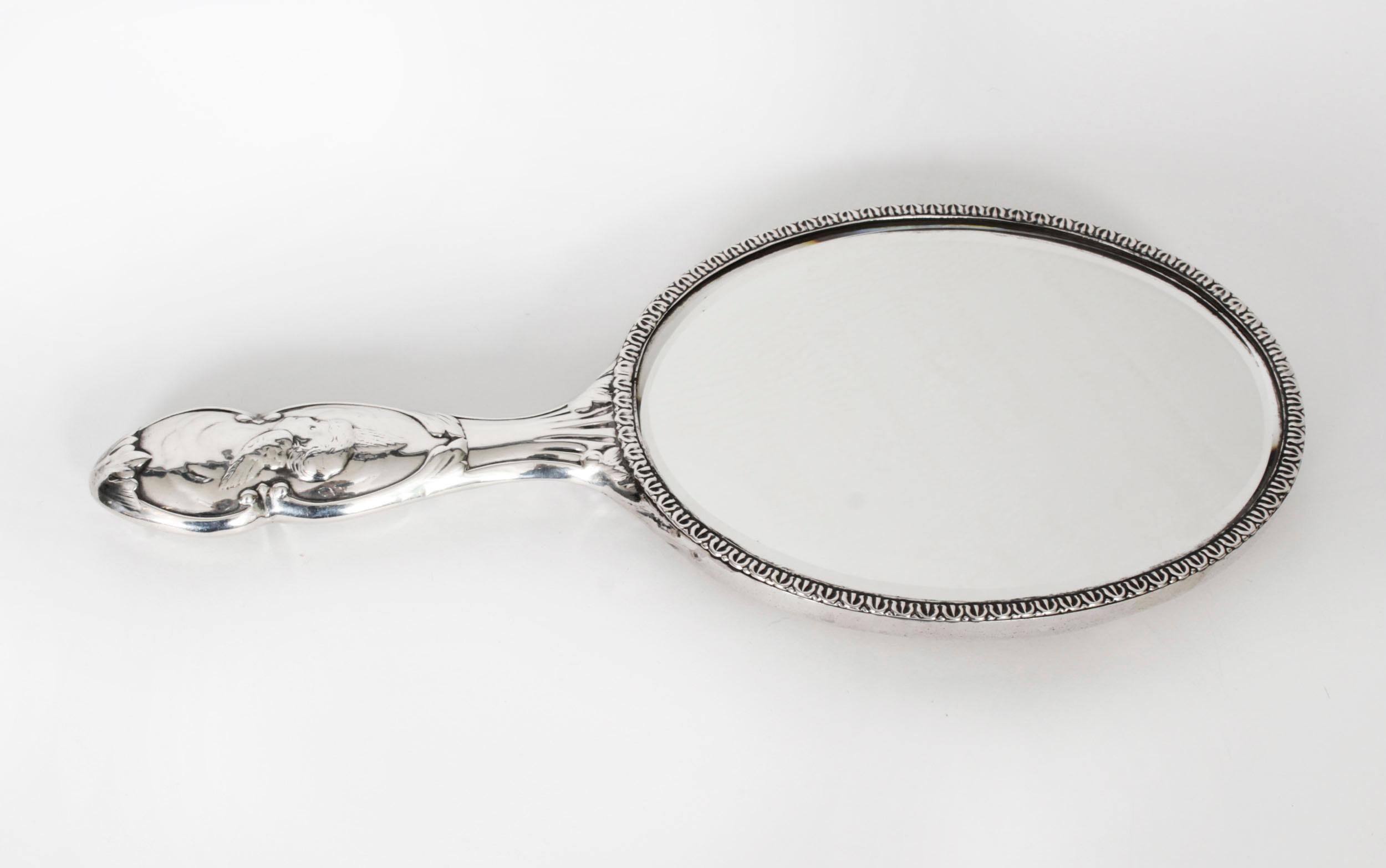 Début du 20ème siècle Antique miroir à main chérubins en argent sterling 1905 William Comyns & Sons en vente