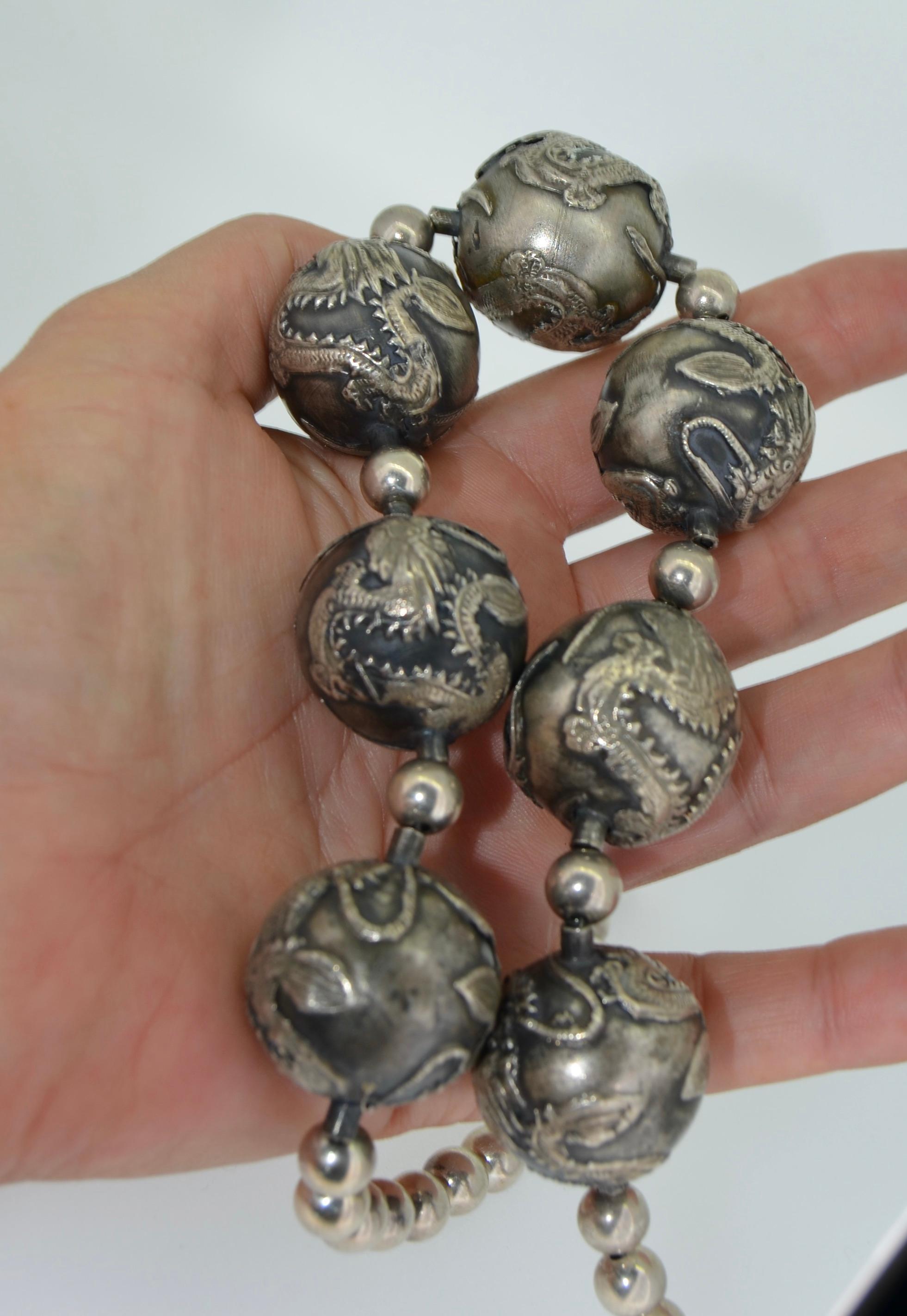 Antike chinesische Drachen-Kugel-Perlenkette aus Sterlingsilber Damen im Angebot