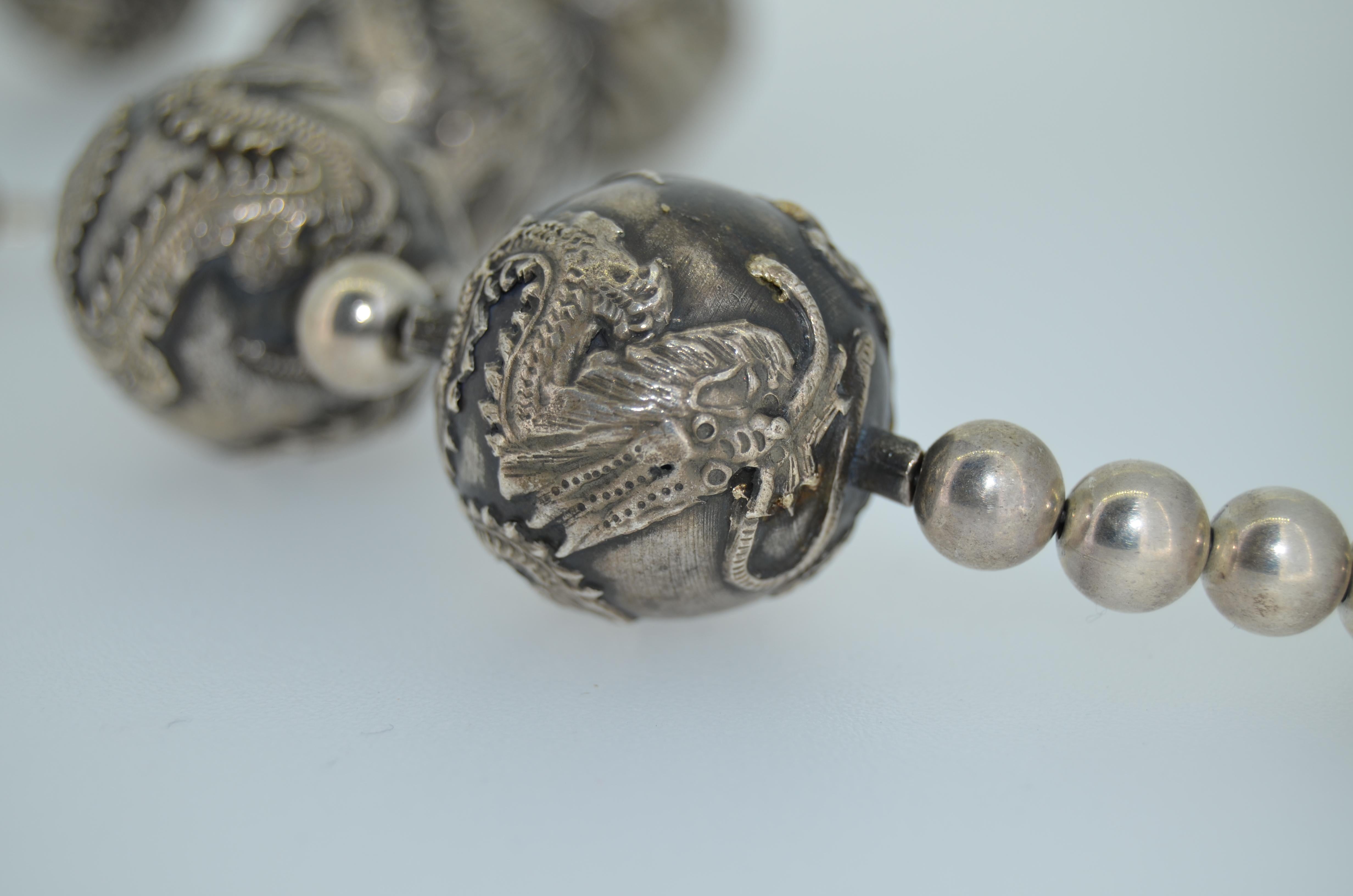 Antike chinesische Drachen-Kugel-Perlenkette aus Sterlingsilber im Angebot 1