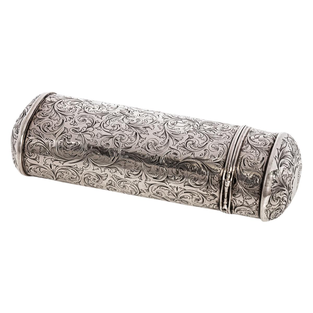 Fina y rara pitillera antigua de plata de ley grabada, con el escudo y el lema del clan escocés Kerr, fabricada por Taylor & Perry, Birmingham, 1840.
La tapa abisagrada se cierra herméticamente y con facilidad; la caja tiene los sellos de los