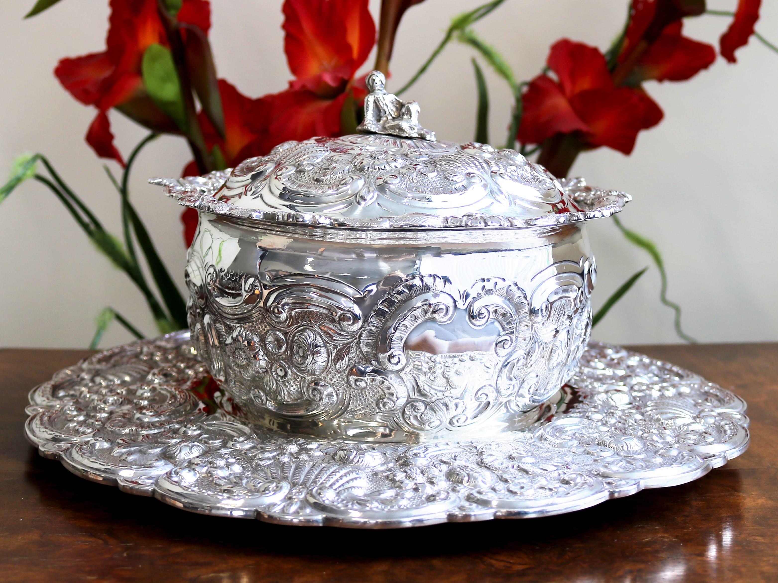 An exceptional, fine and impressive, large antique Georgian English sterling silver covered serving dish; an addition to our silver dining collection. 

This magnificent antique George III sterling silver serving dish has a circular rounded form