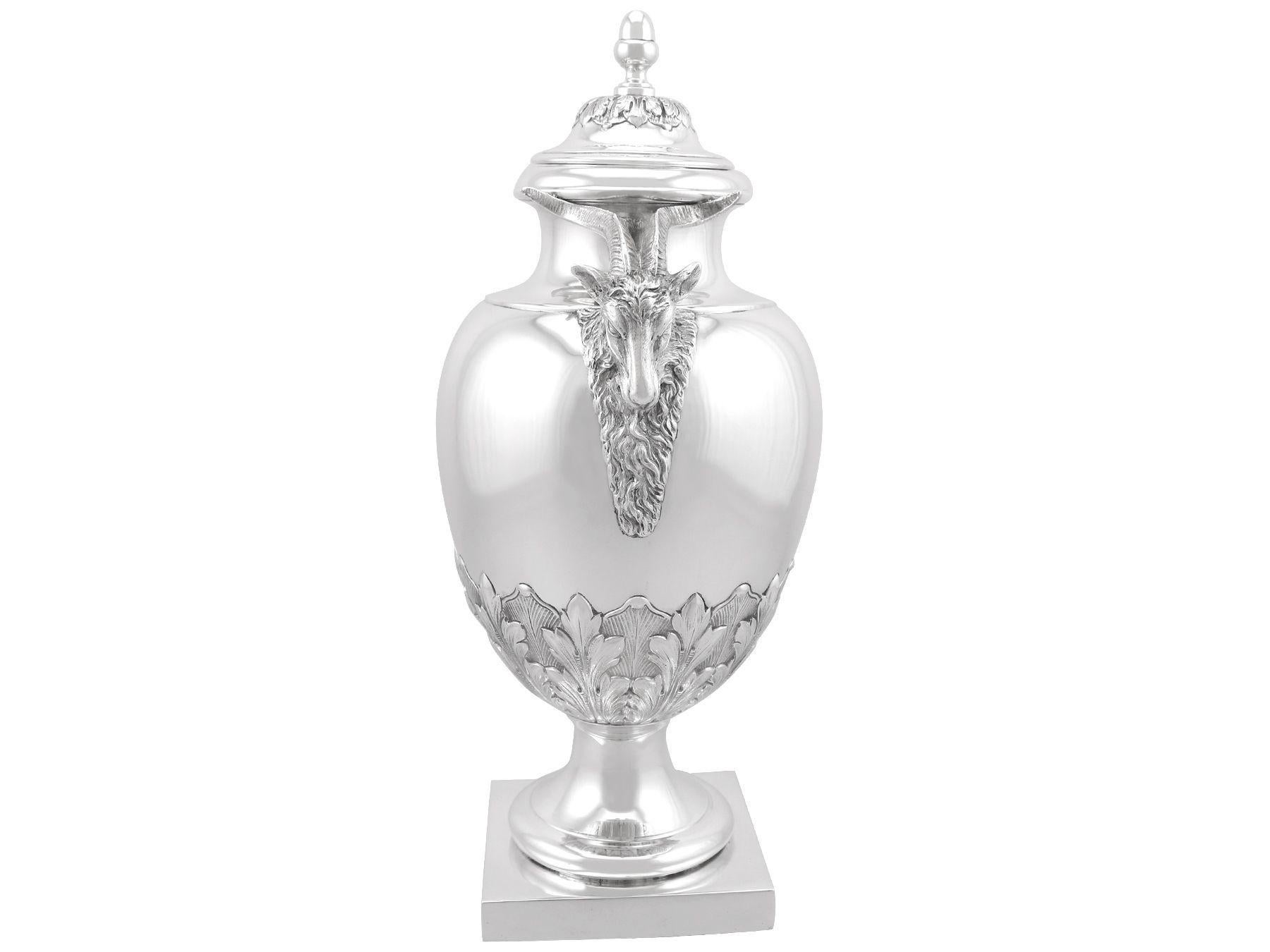 Antique Sterling Silver Covered Vase In Excellent Condition In Jesmond, Newcastle Upon Tyne