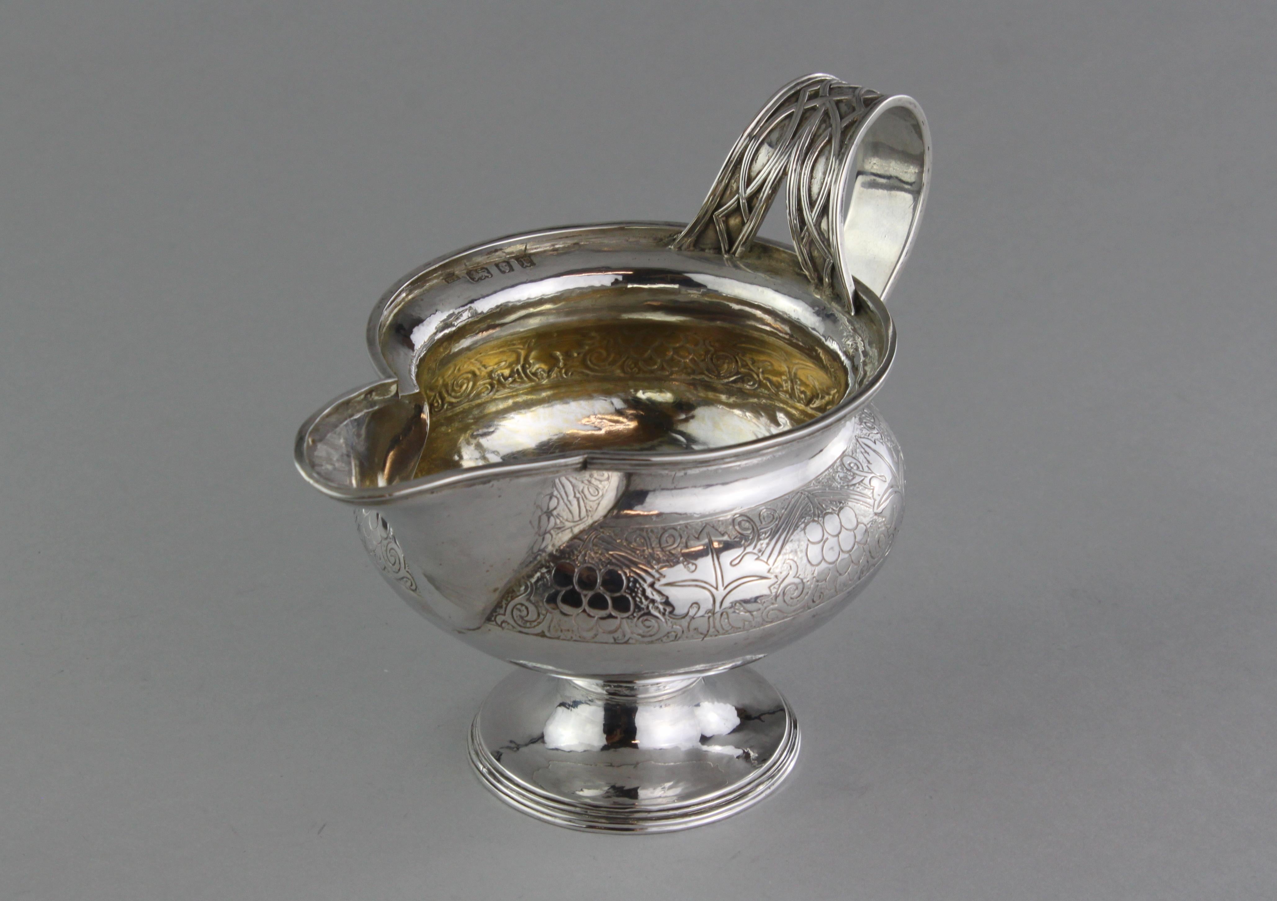 Antique sterling silver cream bowl.
Maker: Edward Farrell
Made in London, 1932
Fully hallmarked.

Dimensions:
Size 17.5 x 10.6 x 12.2 cm
Weight 340 grams

Condition: Cream jar has some surface wear from general usage, no damage, excellent