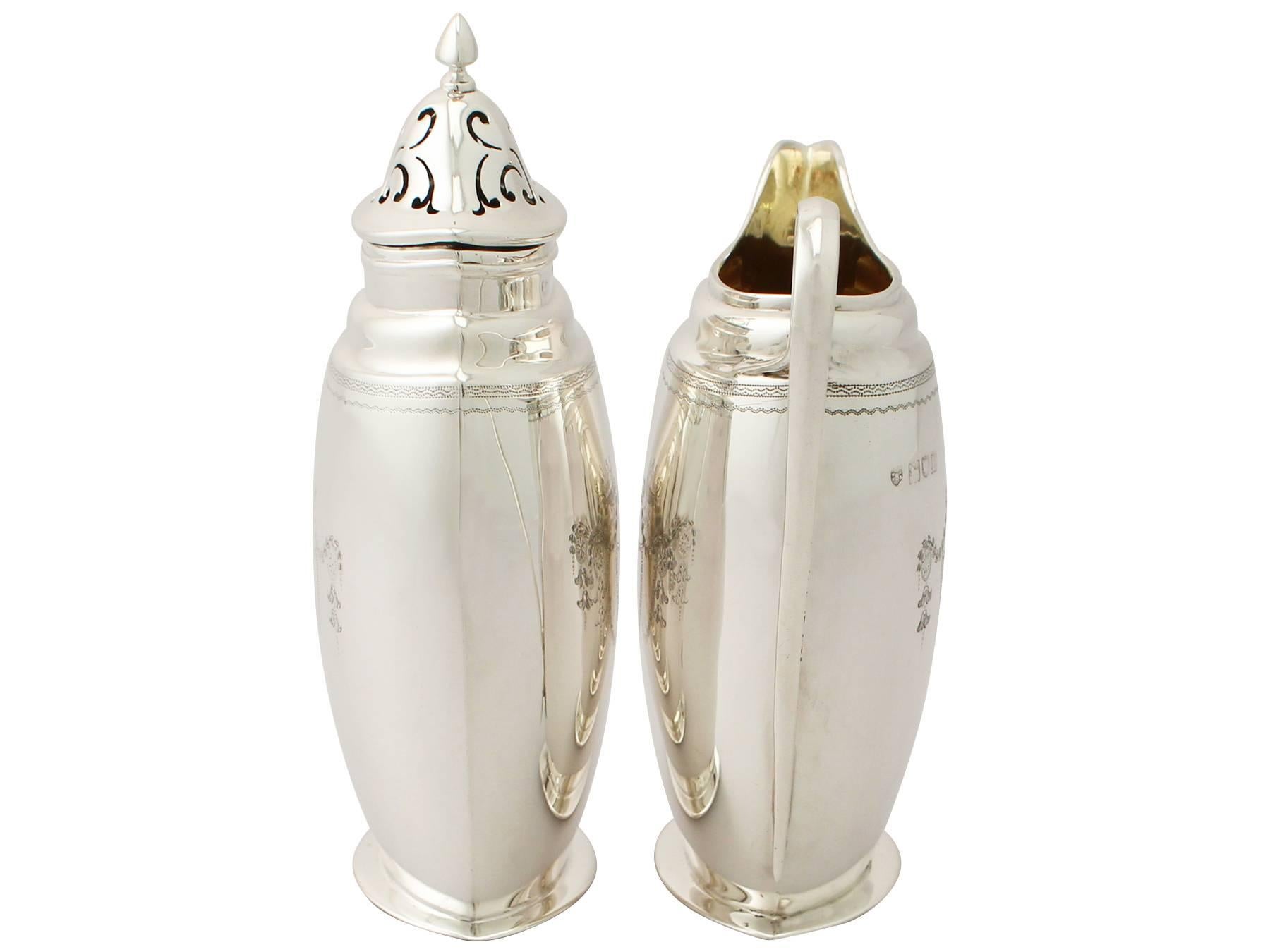 Edward Barnard & Son Edwardian Sterling Silver Cream Jug and Sugar Caster Set In Excellent Condition For Sale In Jesmond, Newcastle Upon Tyne