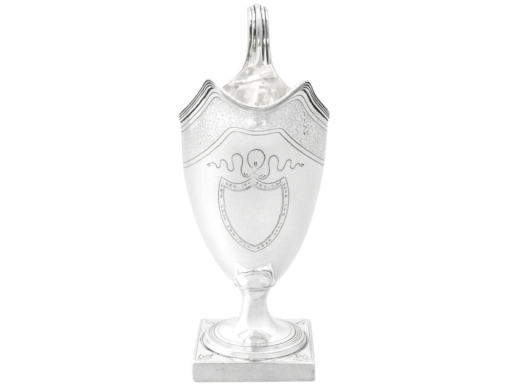 Un beau et impressionnant crémier ancien en forme de casque en argent sterling George III anglais, fabriqué par Peters et Ann Bateman, qui vient s'ajouter à notre collection de services à thé en argent géorgien.

Ce pot à crème antique en argent