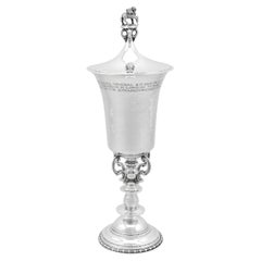 Coppa e coperchio in argento sterling di Omar Ramsden