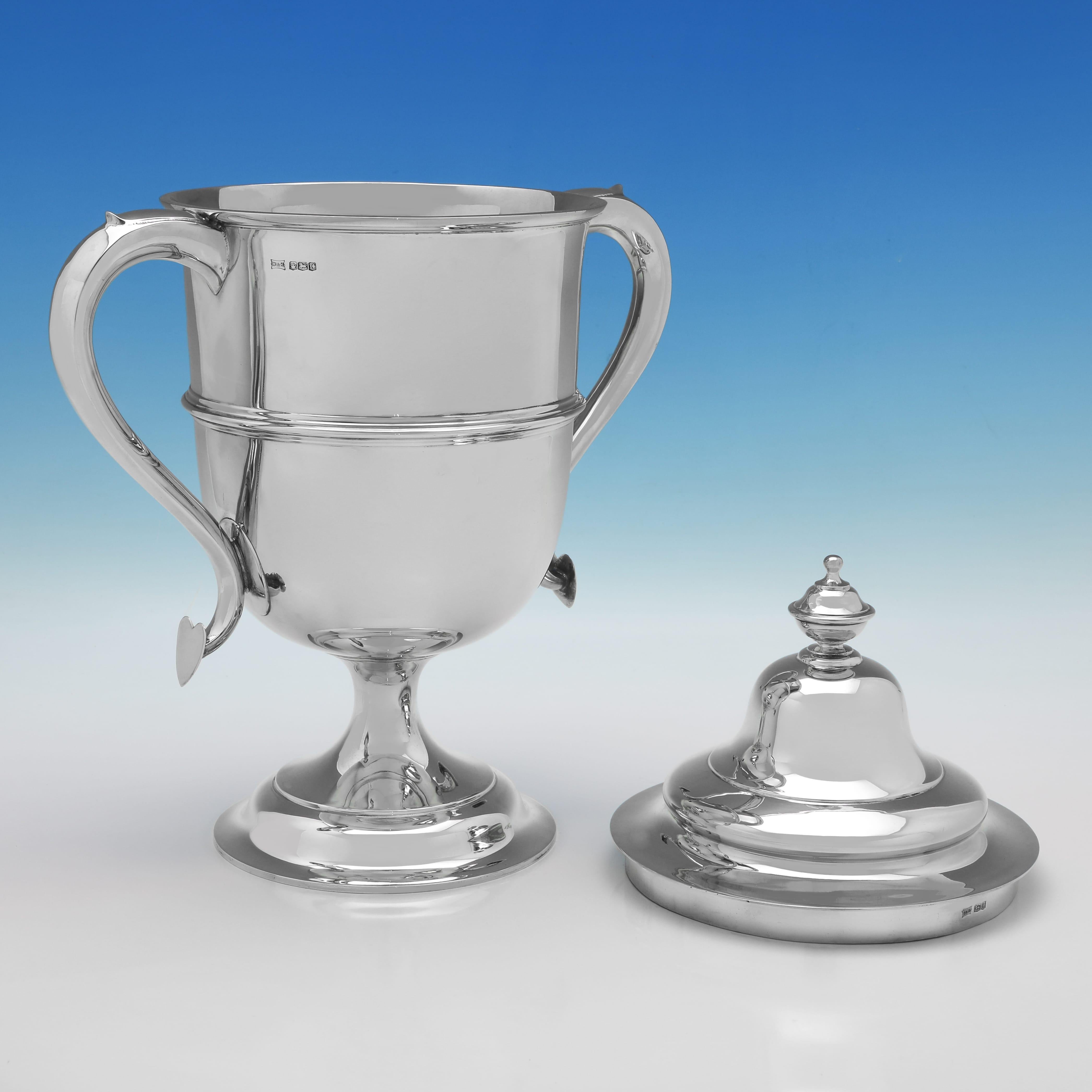 Marchiata a Sheffield nel 1920 da Walker & Hall, questa bella coppa e coperchio in argento sterling del periodo di George V. ha una forma tradizionale, con dettagli in canna sul corpo e sul coperchio. Il trofeo misura 17,25