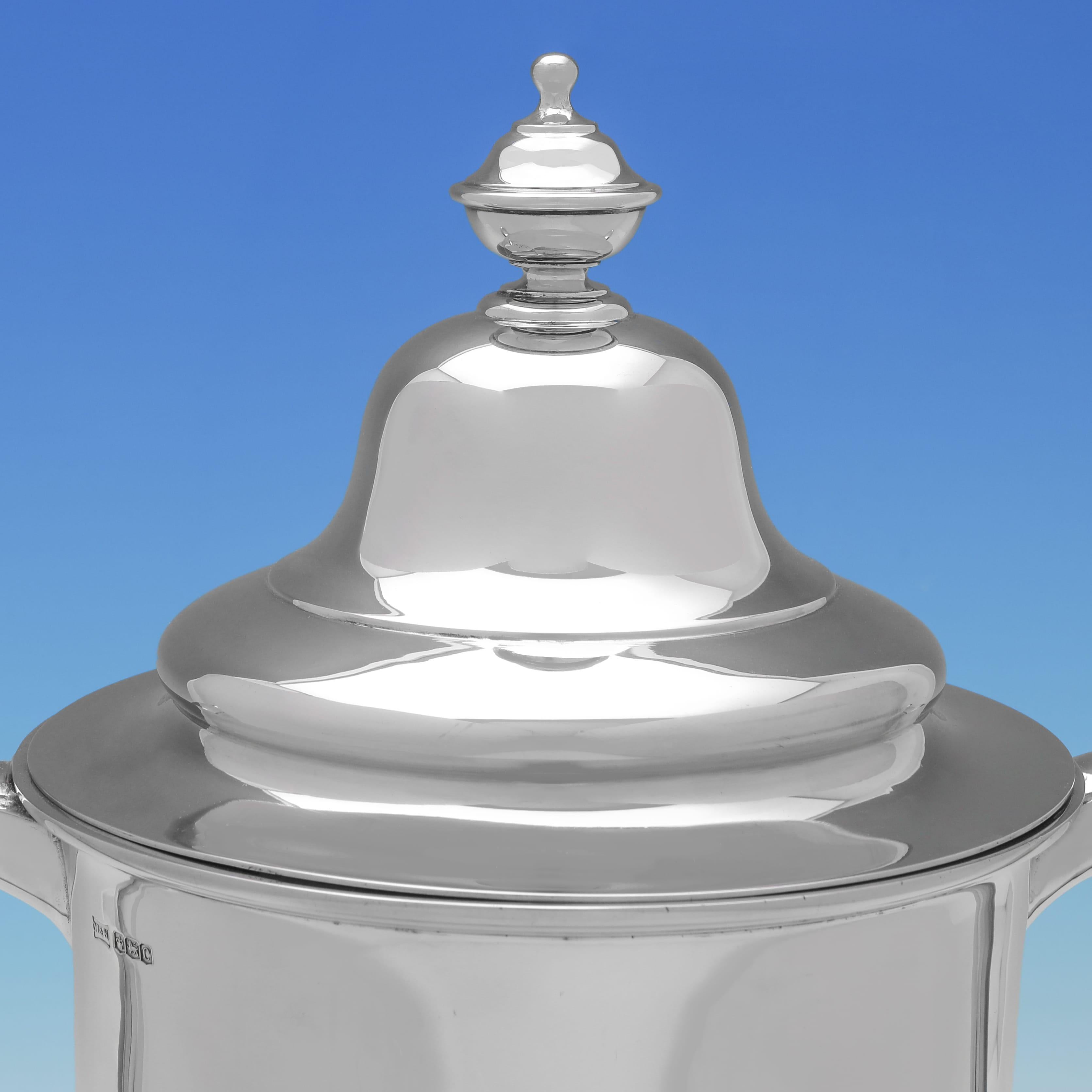 Inglese Tazza e coperchio antichi in argento sterling realizzati nel 1920 da Walker & Hall in vendita