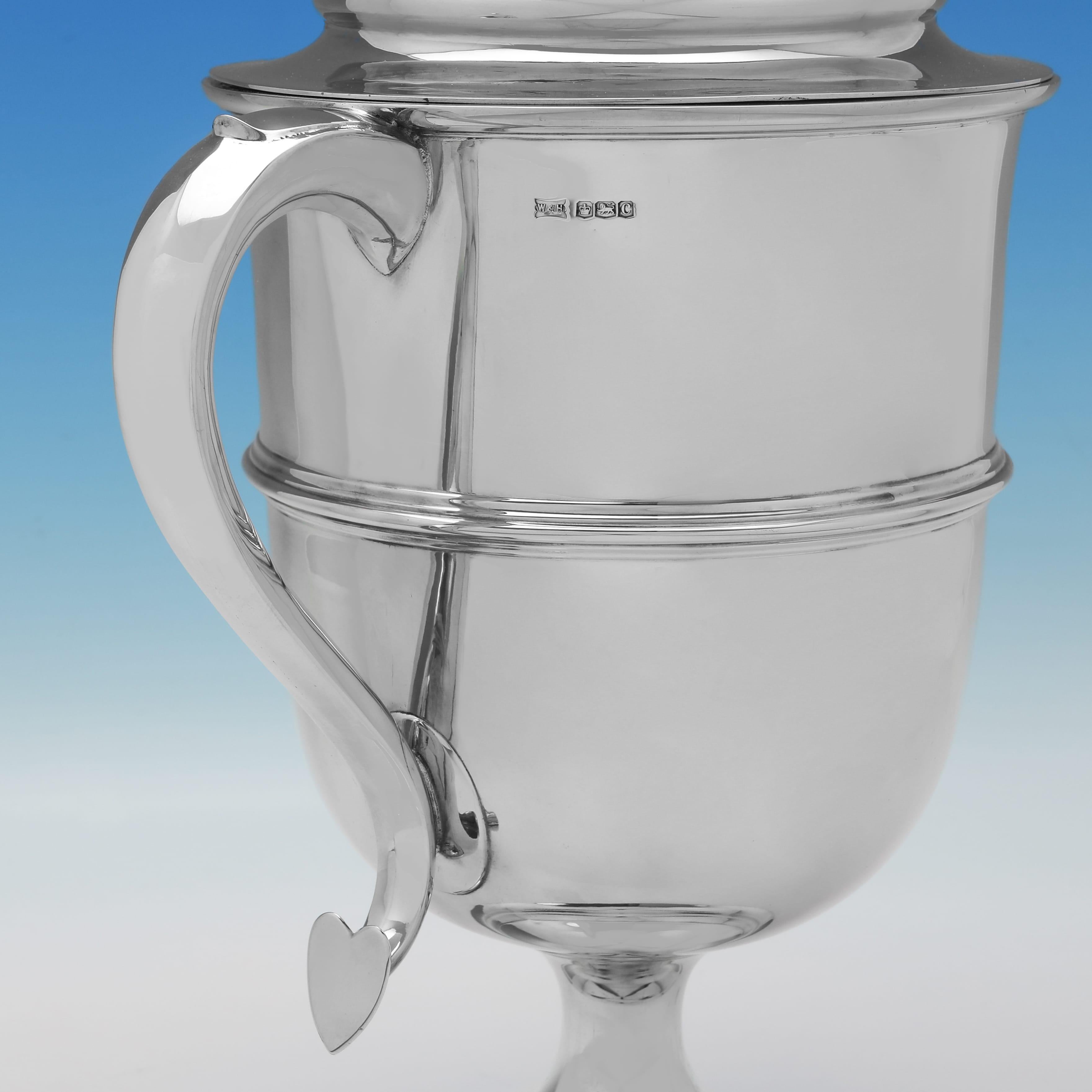Tazza e coperchio antichi in argento sterling realizzati nel 1920 da Walker & Hall In condizioni buone in vendita a London, London