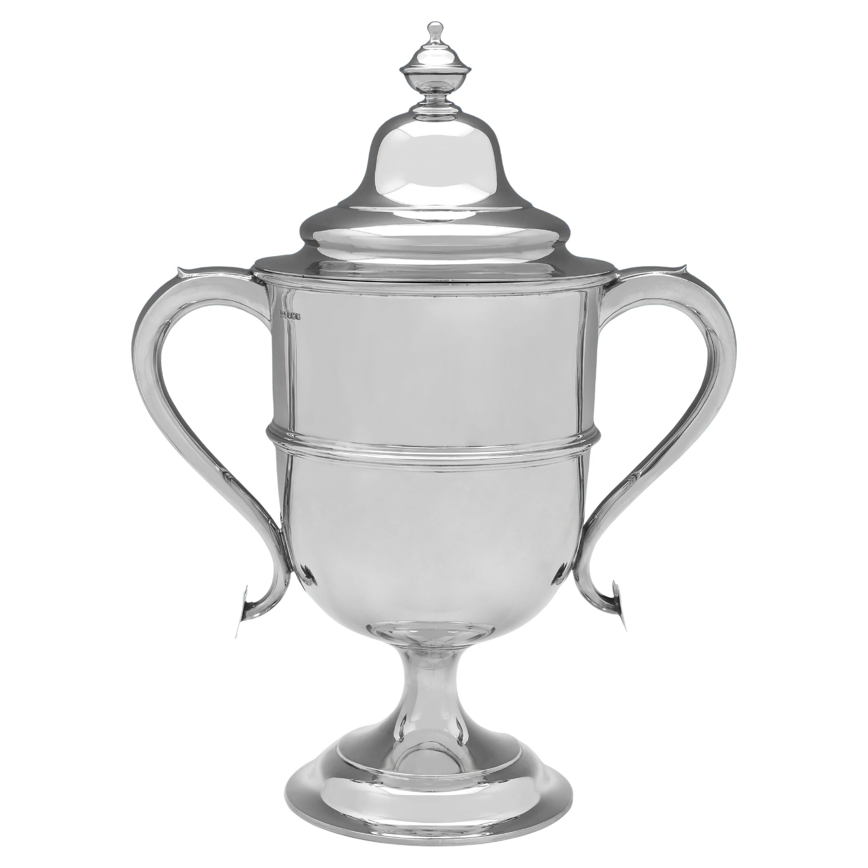 Tazza e coperchio antichi in argento sterling realizzati nel 1920 da Walker & Hall in vendita