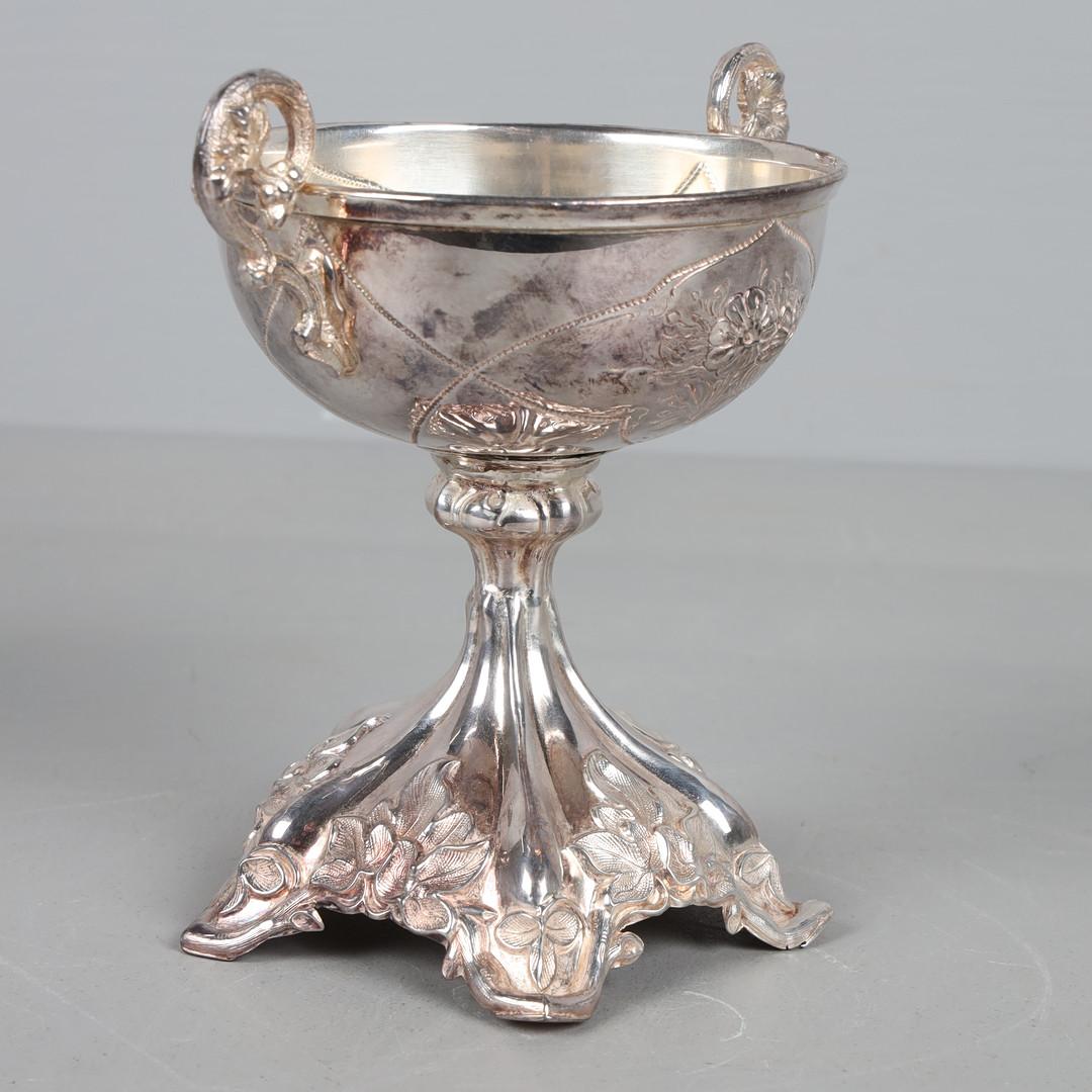 Antique silver cup or Decorative fruit cup, pressed, cast and chased. Circular, curved feet with hinged. unstamped, tested with the scratch test, height approx. 18 cm, diameter 18 cm, weight approx. 317 g. All-encompassing C-curves in relief,