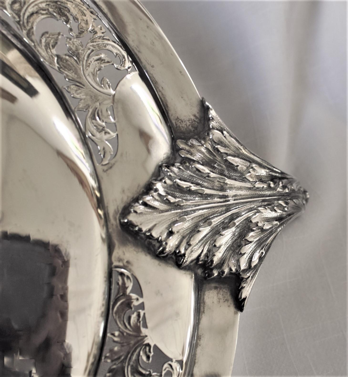Antiguo cuenco de plata de ley con asa rizada y centro de mesa ornamentalmente grabado en venta 4