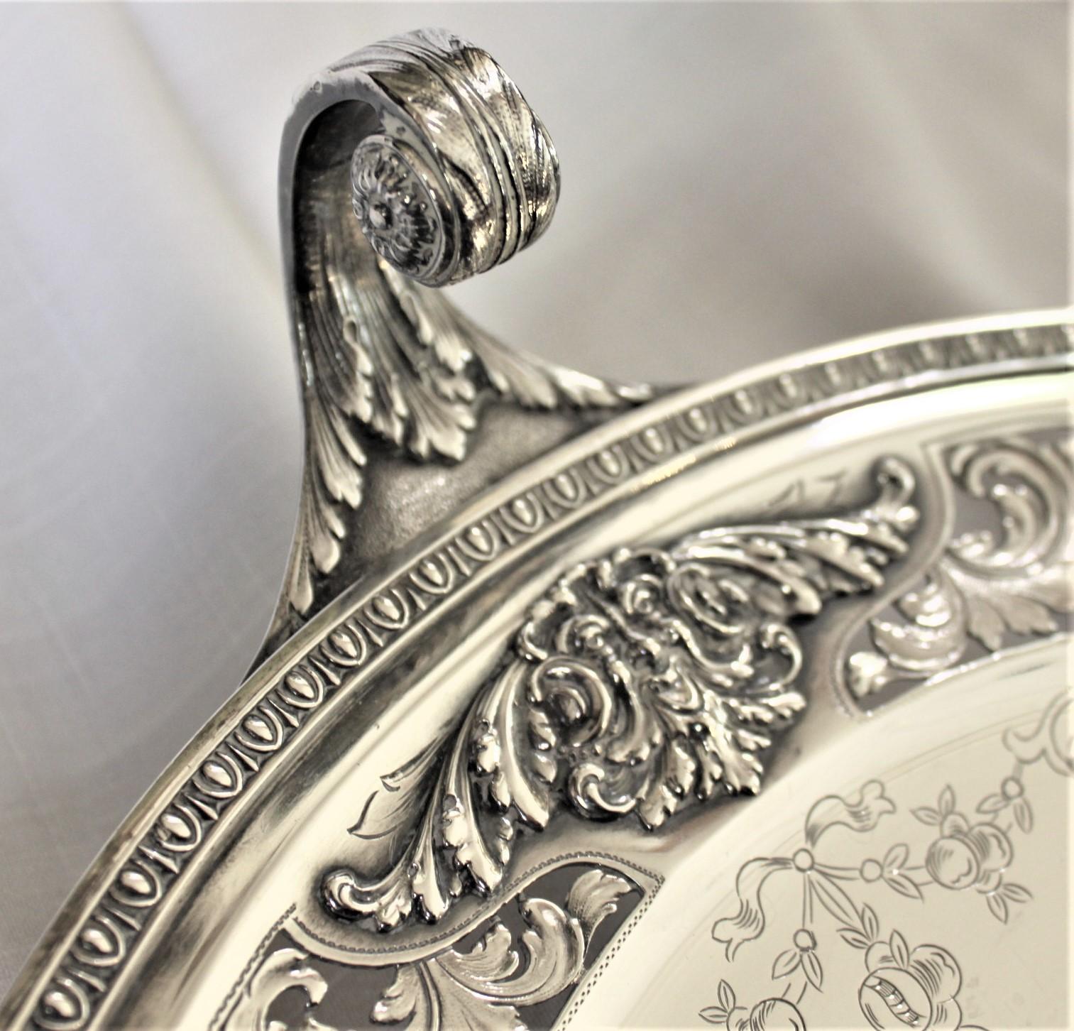 Antiguo cuenco de plata de ley con asa rizada y centro de mesa ornamentalmente grabado en venta 1