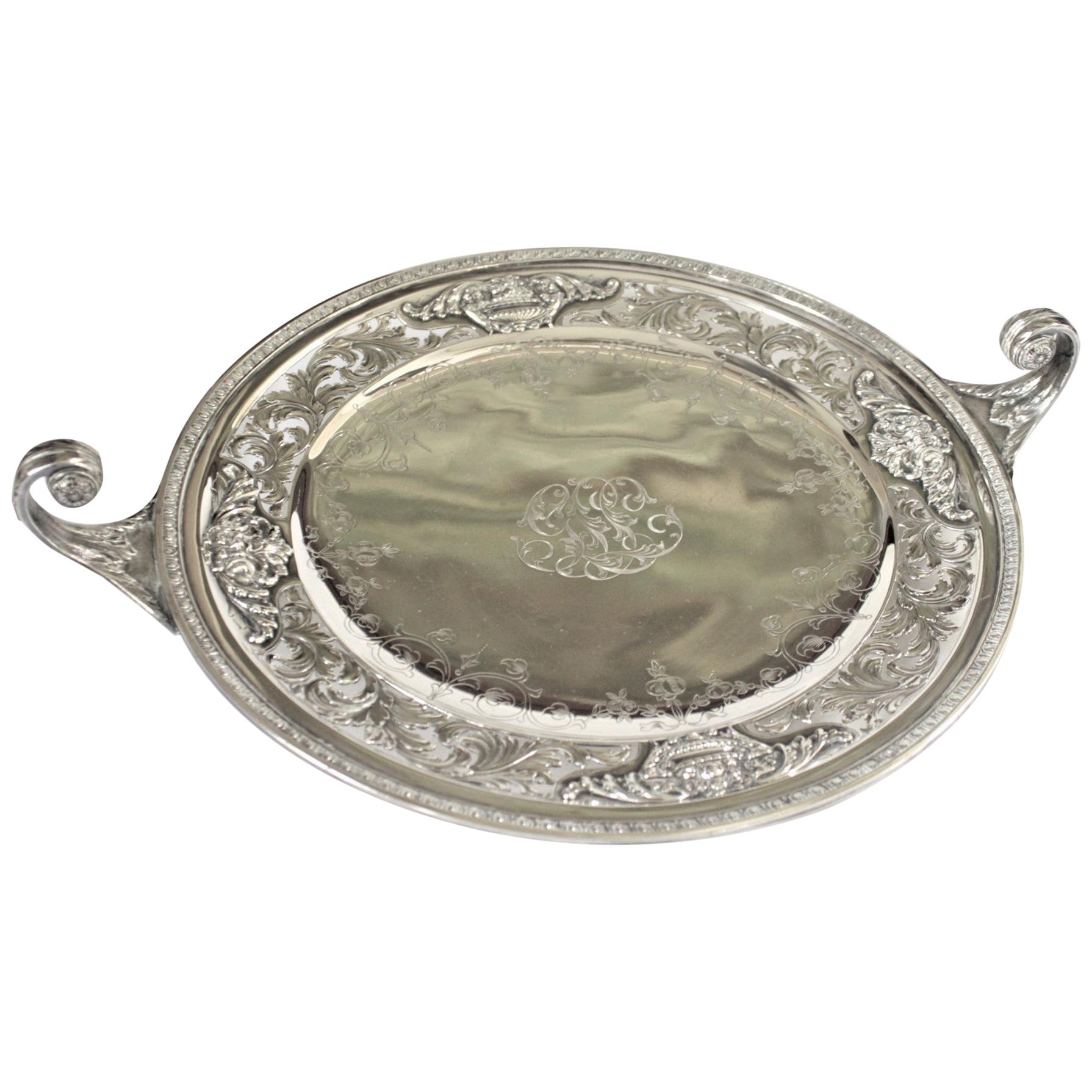 Antiguo cuenco de plata de ley con asa rizada y centro de mesa ornamentalmente grabado
