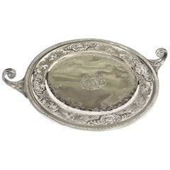 Antiguo cuenco de plata de ley con asa rizada y centro de mesa ornamentalmente grabado