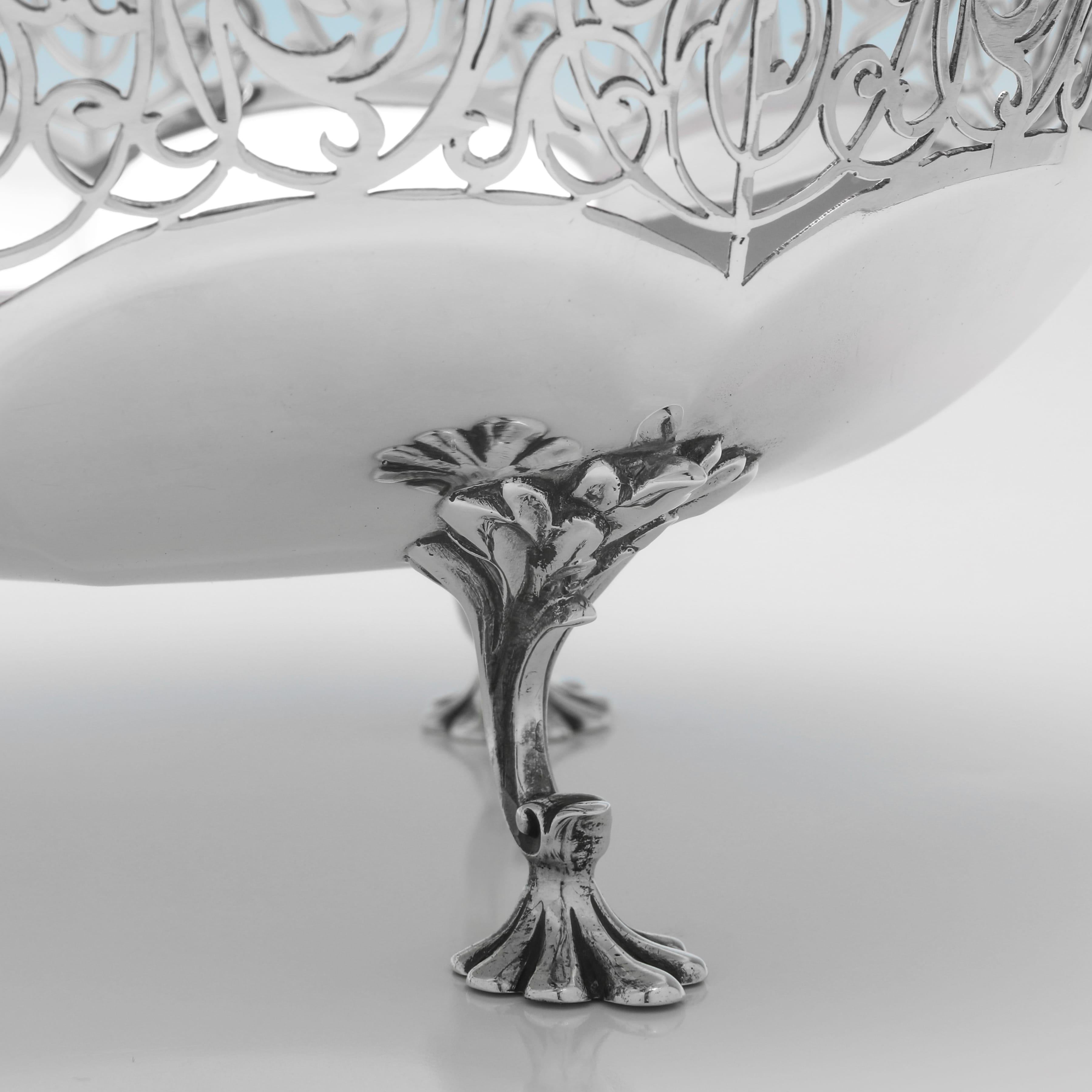 Antico piatto in argento sterling realizzato da James Dixon & Sons nel 1913 In condizioni buone in vendita a London, London