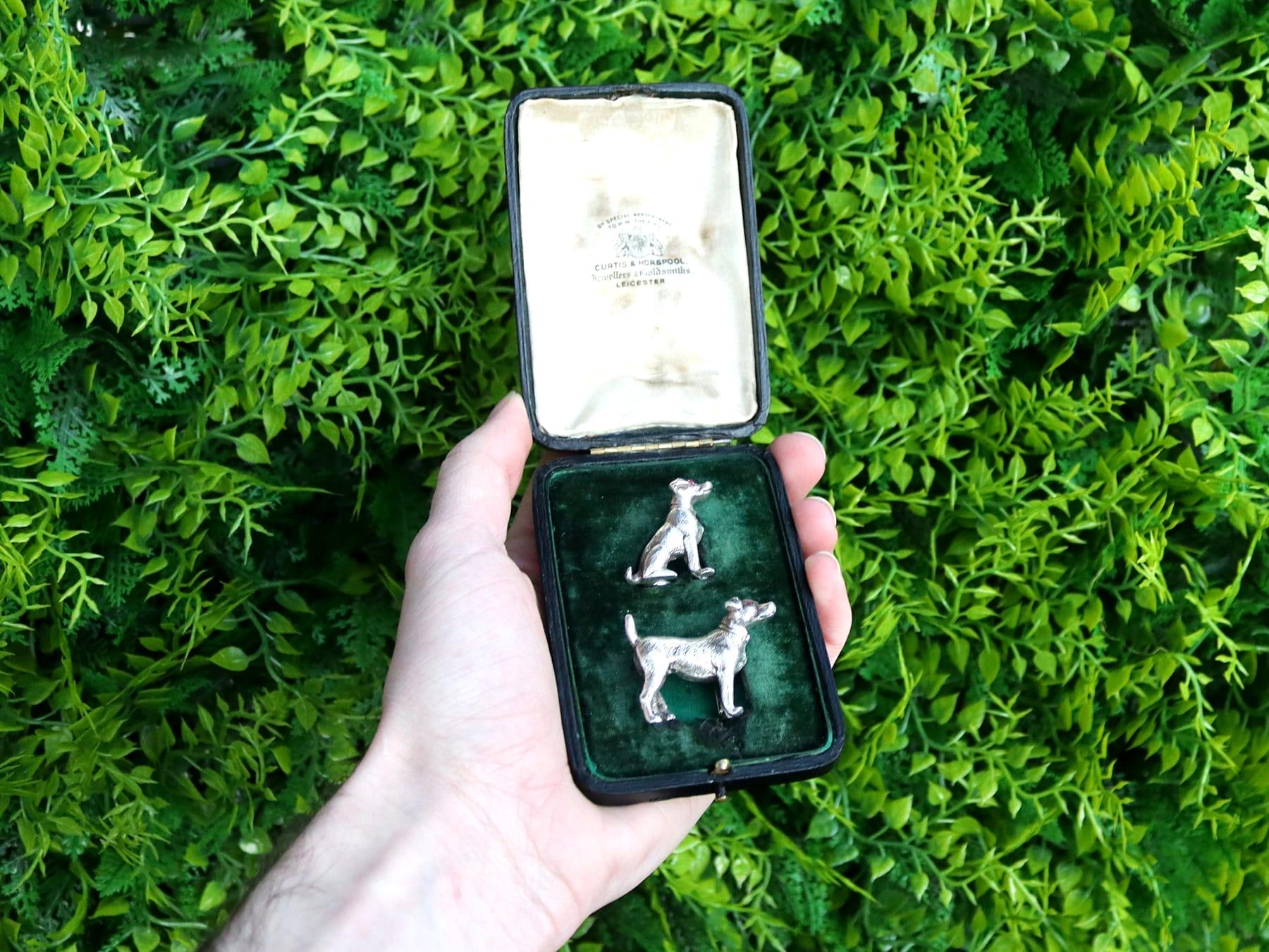 An exceptional, fine and impressive, rare pair of antique George V English 'Dog' sterling silver menu / card holders, boxed, an addition to our diverse dining silverware collection

These exceptional and rare antique cast sterling silver menu or