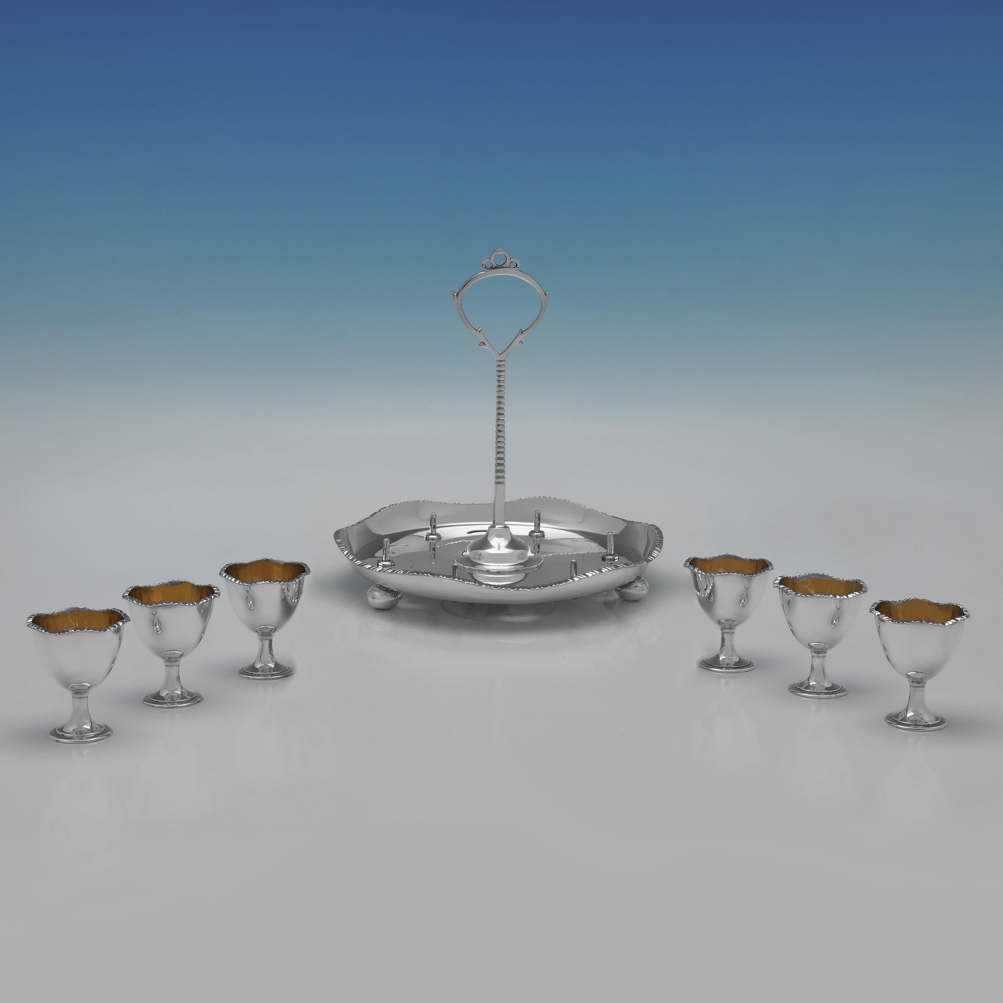 Poinçonné à Sheffield en 1922 par William Hutton & Sons Ltd, ce magnifique burette à œufs en argent sterling d'époque George V contient 6 coquetiers et présente des bordures à godrons et des intérieurs dorés pour chaque coquetier. La burette mesure