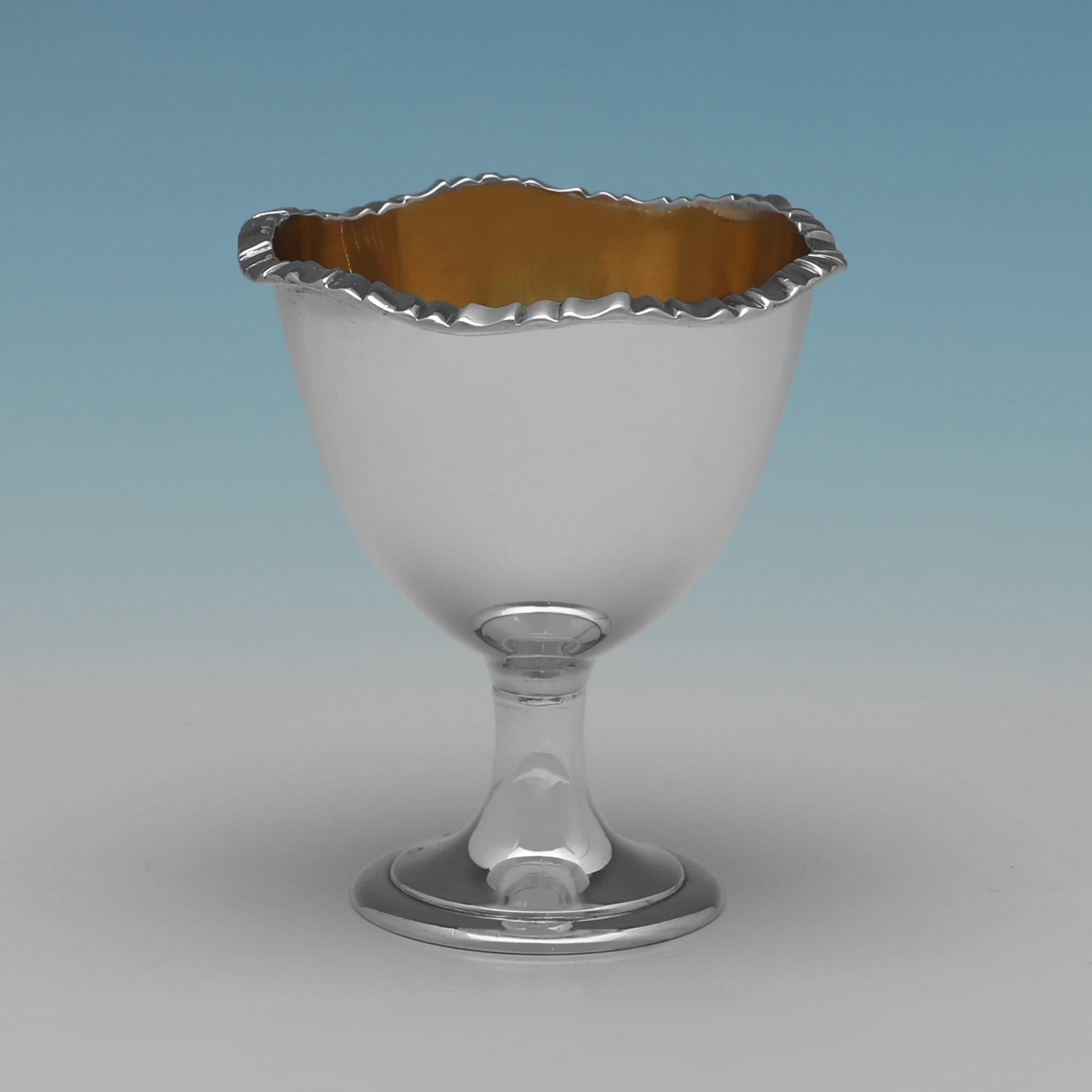 Coquetier ancien en argent sterling fabriqué en 1922 par William Hutton & Sons Bon état - En vente à London, London