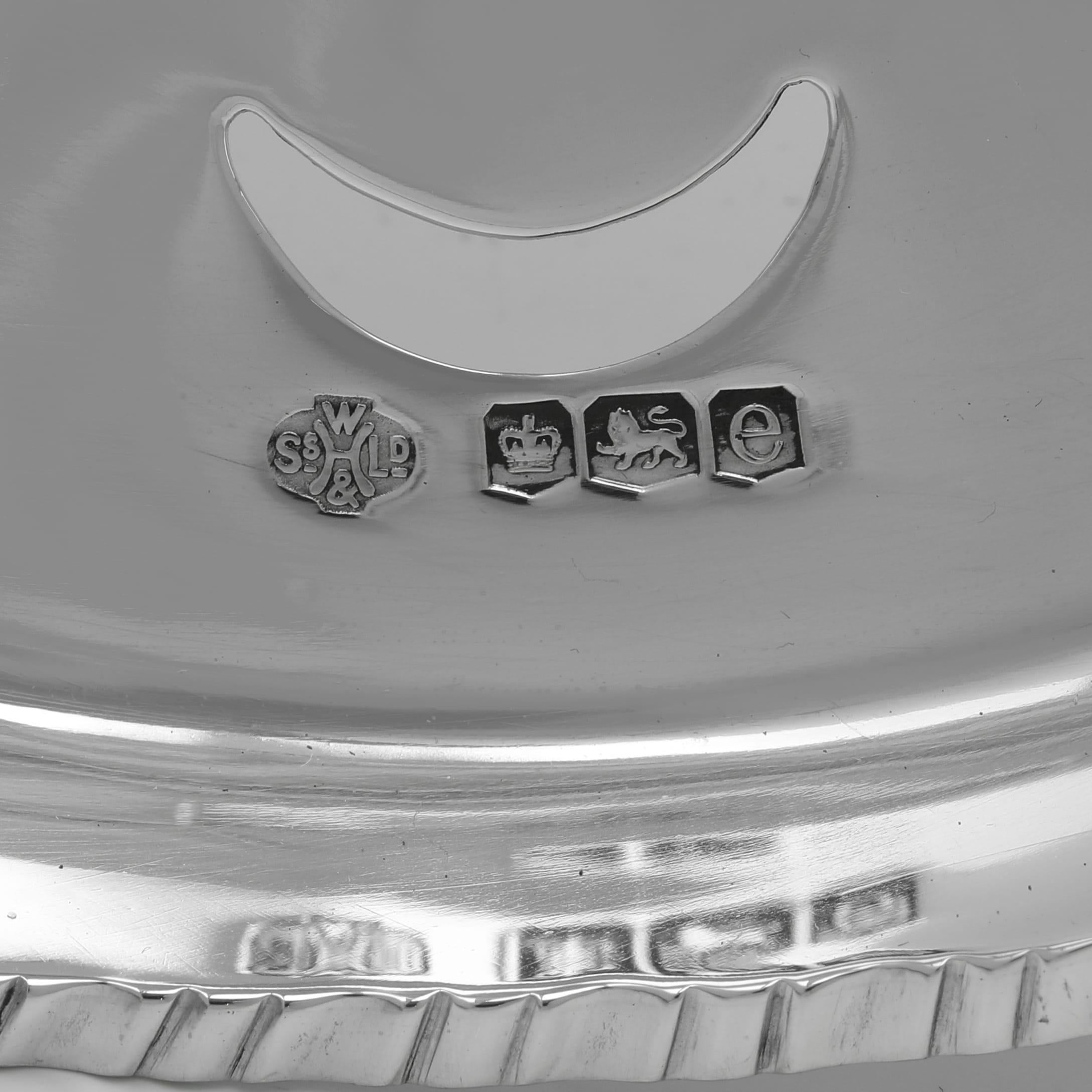 Argent sterling Coquetier ancien en argent sterling fabriqué en 1922 par William Hutton & Sons en vente