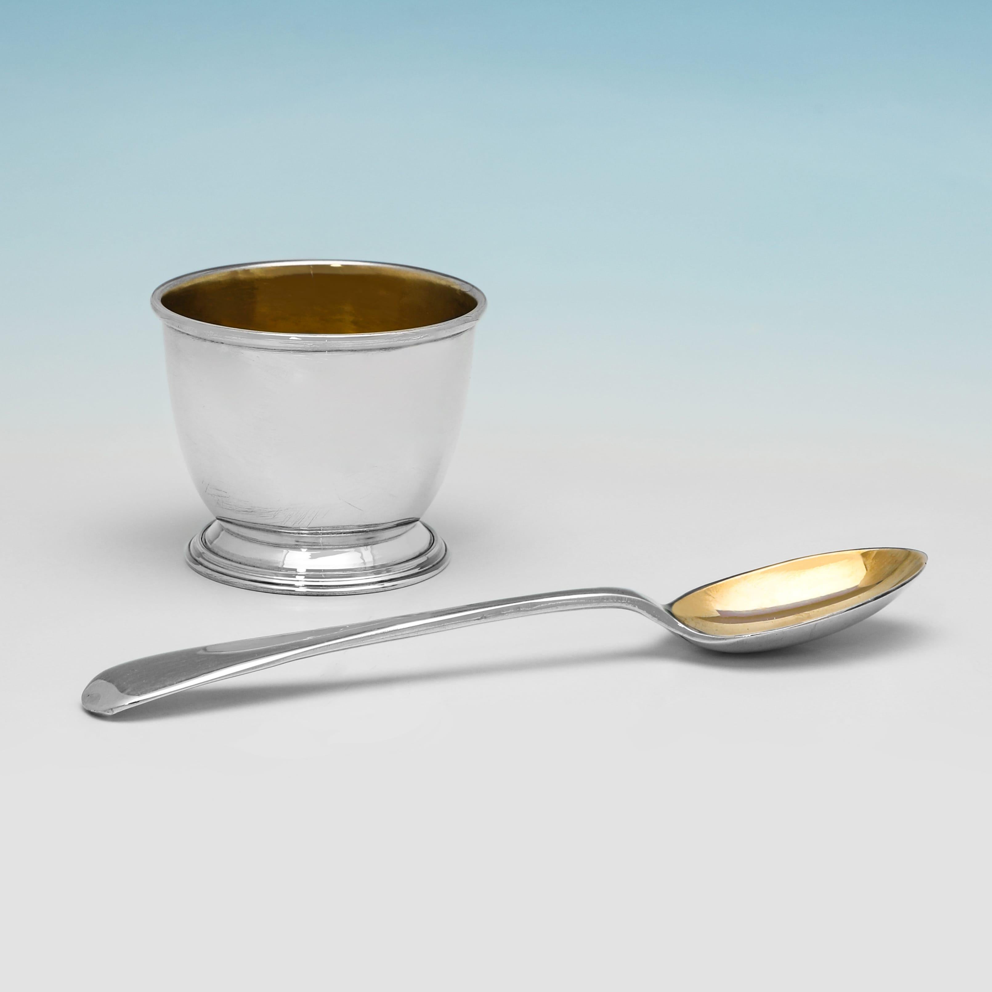 Anglais Coquetier, cuillère et rond de serviette anciens en argent sterling dans une boîte. Fabriqué en 1921 en vente