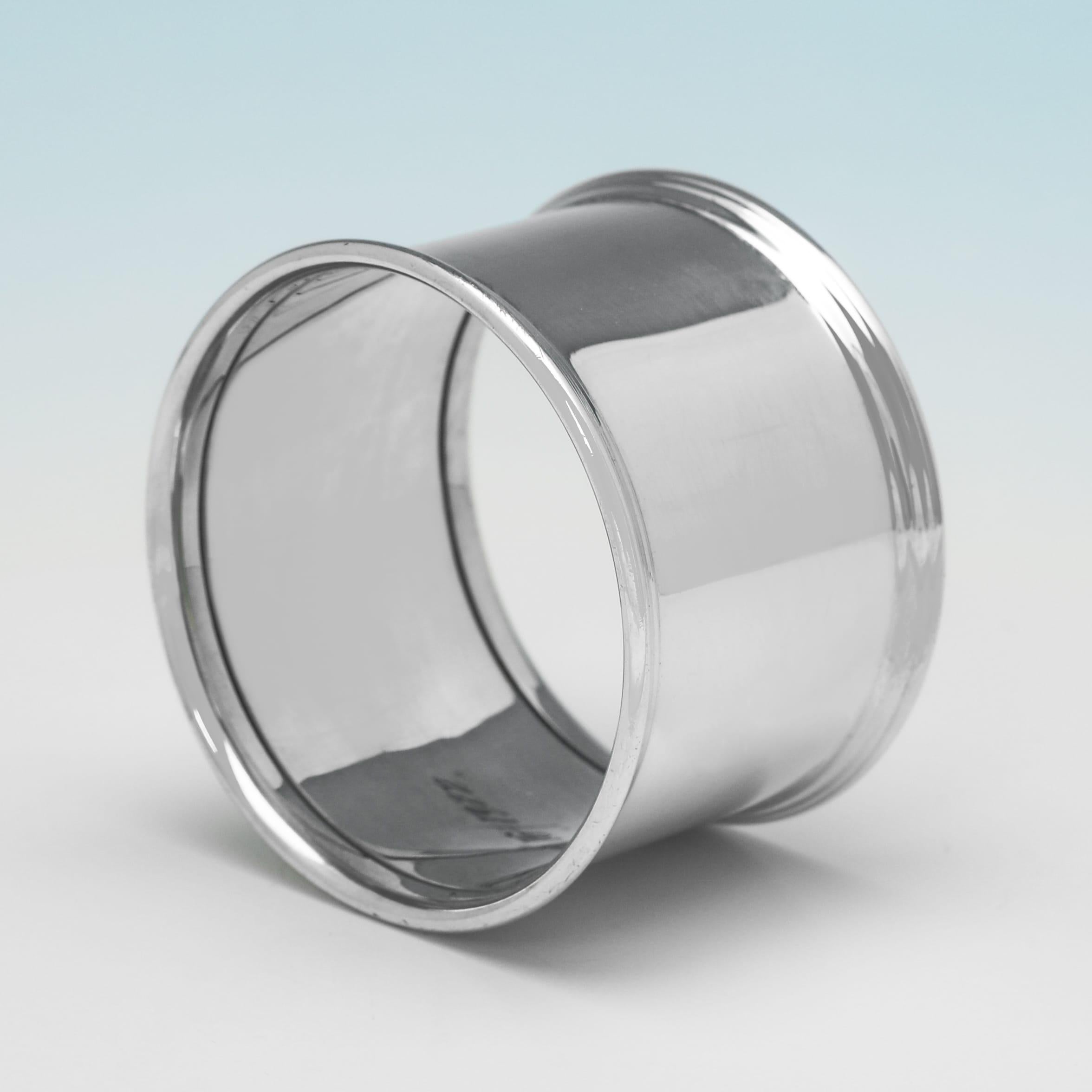 Coquetier, cuillère et rond de serviette anciens en argent sterling dans une boîte. Fabriqué en 1921 Bon état - En vente à London, London