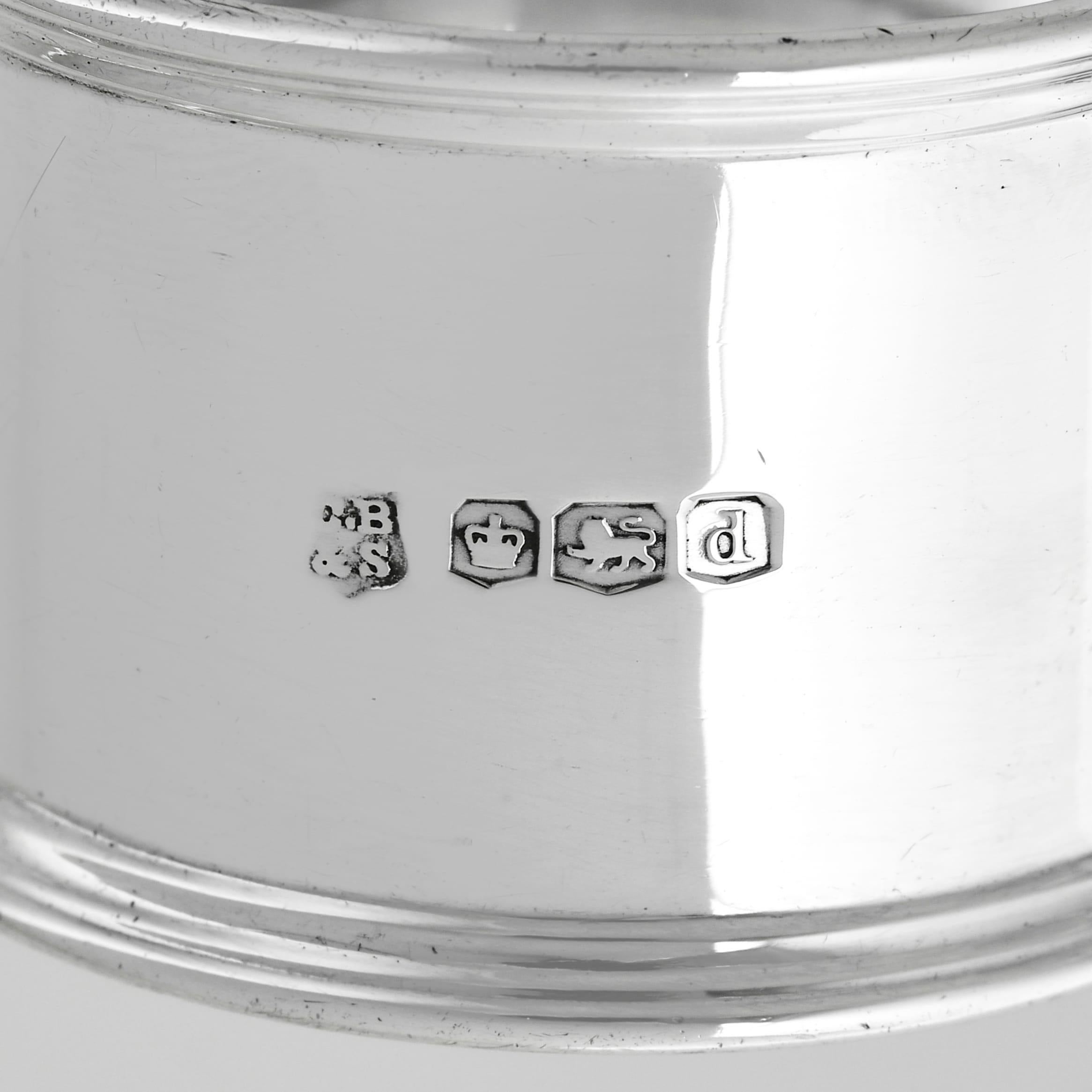 Début du 20ème siècle Coquetier, cuillère et rond de serviette anciens en argent sterling dans une boîte. Fabriqué en 1921 en vente