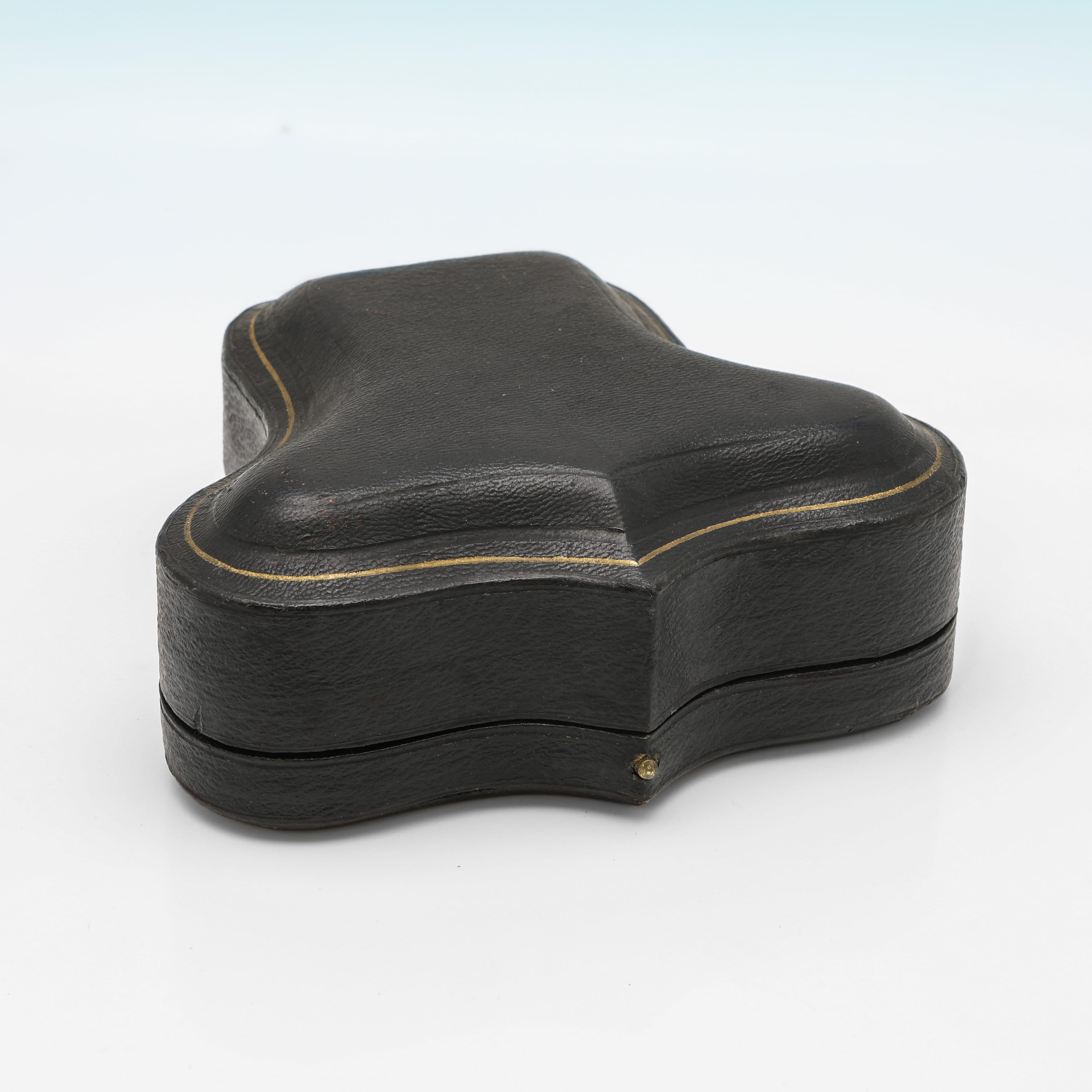 Argent sterling Coquetier, cuillère et rond de serviette anciens en argent sterling dans une boîte. Fabriqué en 1921 en vente