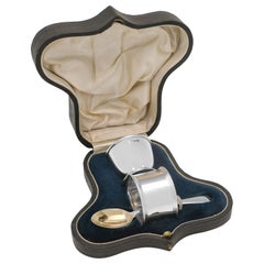 Huevera, cuchara y servilletero antiguos de plata de ley en caja. Fabricado en 1921