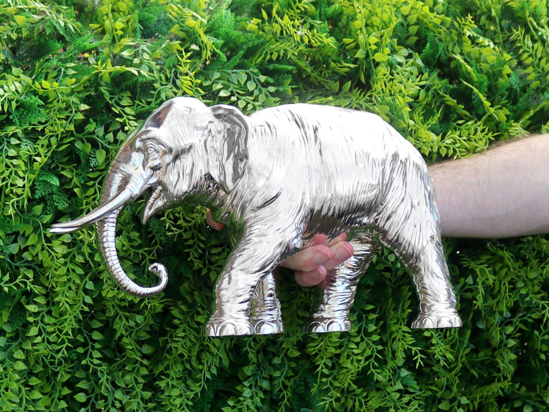 Un magnífico, fino e impresionante, grande y raro azucarero elefante antiguo de plata de ley fundida; forma parte de nuestra colección de platería ornamental continental

Este magnífico, grande y raro azucarero antiguo de plata fundida ha sido