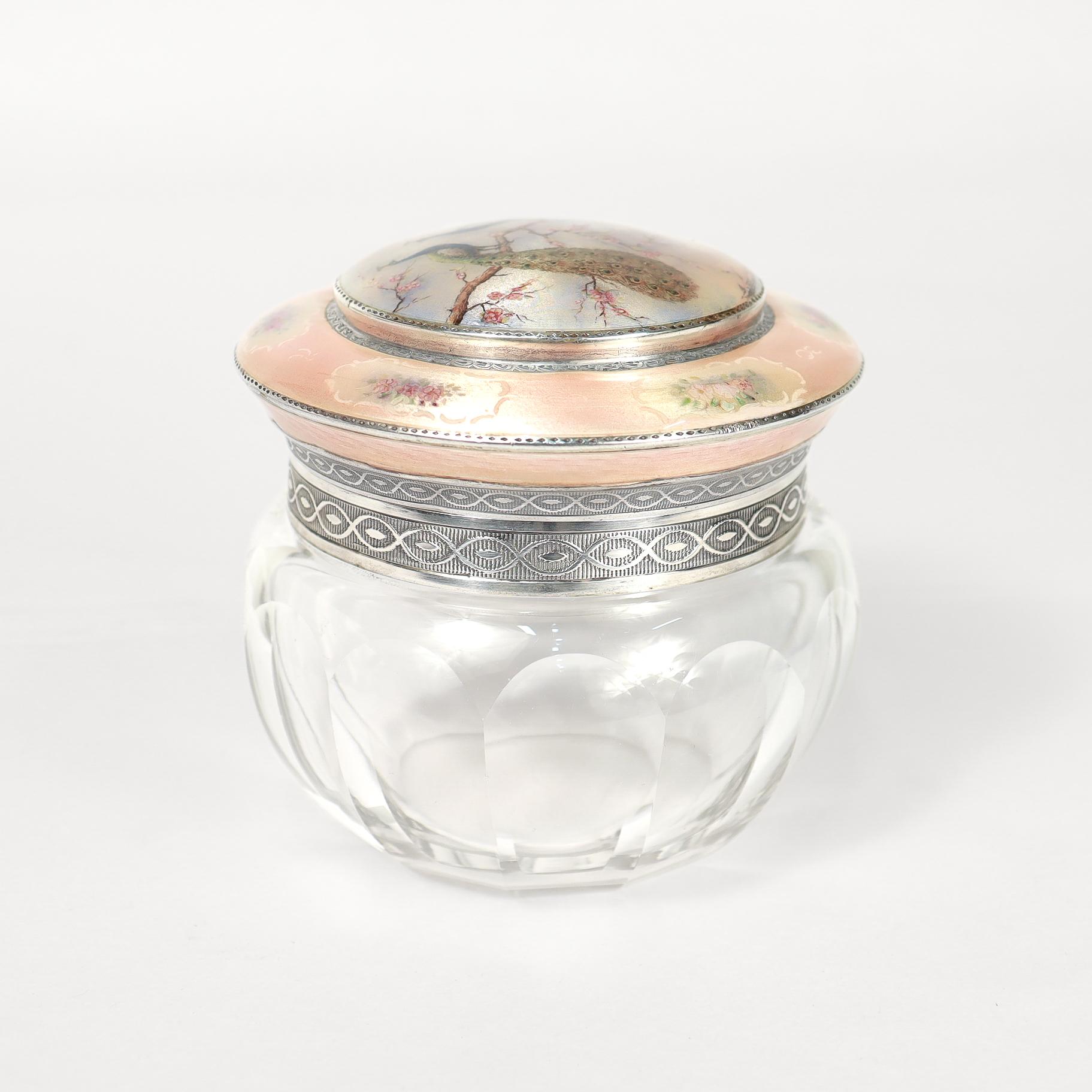 Boîte de rangement en argent émaillé et en verre, d'origine allemande. 

Avec un corps en verre taillé et un couvercle en argent sterling.

Fabriqué pour et vendu au détail par Gorham.

Le couvercle en argent est décoré d'une scène en émail