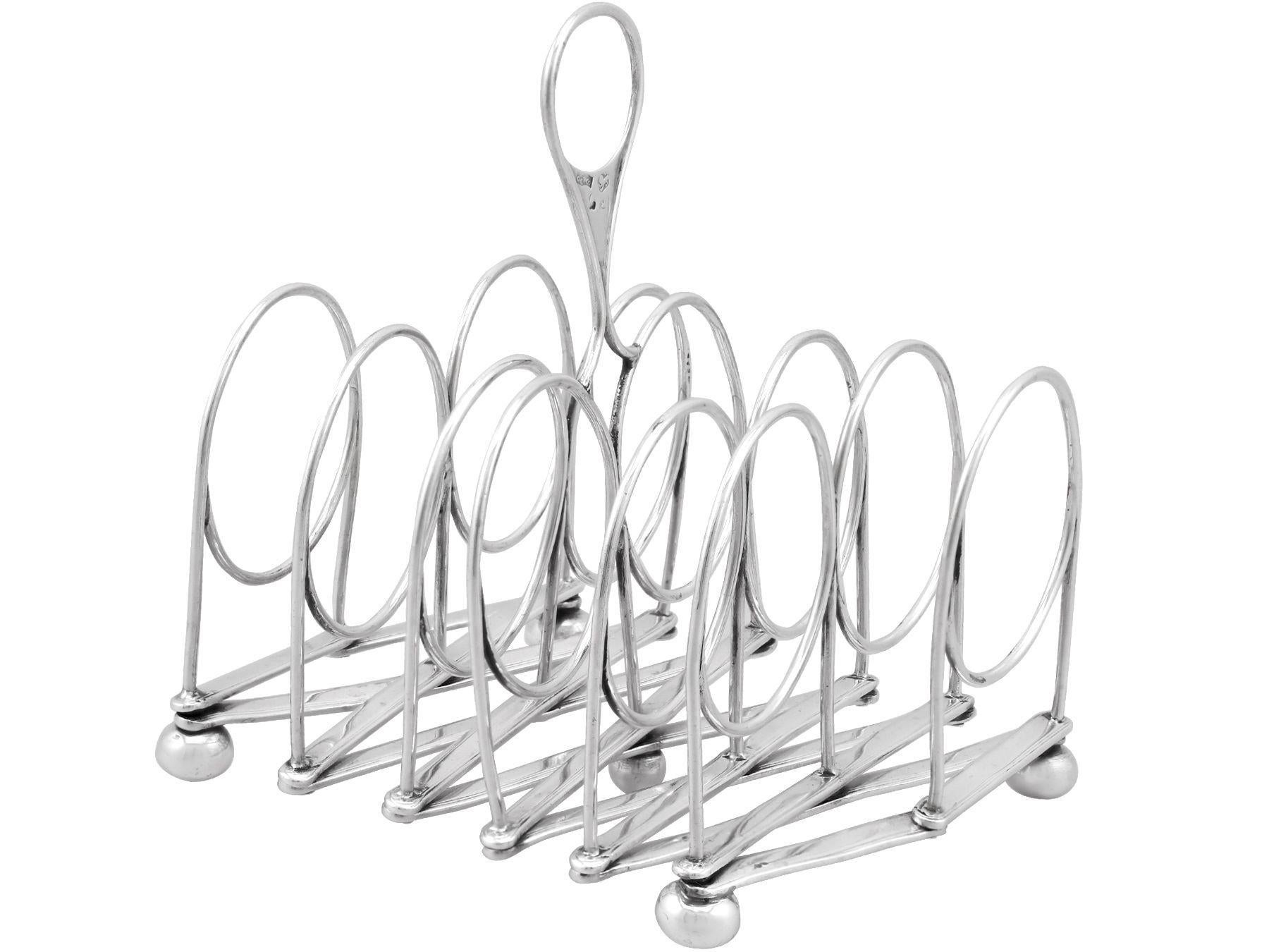 An exceptional, fine and impressive antique Georgian English sterling silver expanding toast/letter rack; an addition to our dining silverware collection

This exceptional antique sterling silver expandable toast / letter rack has a rounded