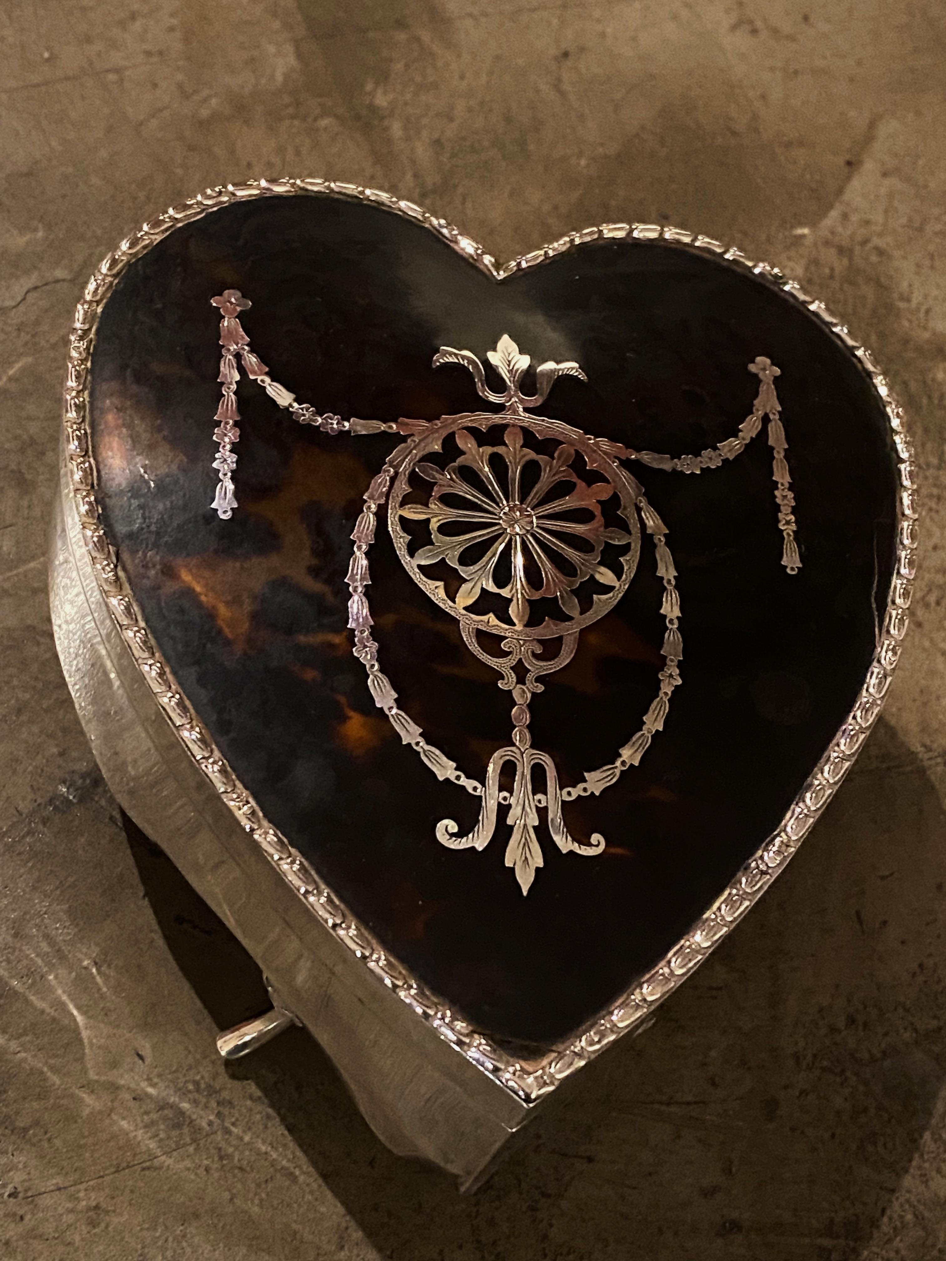 Cette ancienne boîte à bijoux montée de style édouardien anglais est une pièce rare !

Réalisé en argent 925,
avec une couverture supérieure de couleur ambre tachetée - 
avec un motif de zones contrastées marron et orange, 
ressemblant à la couleur