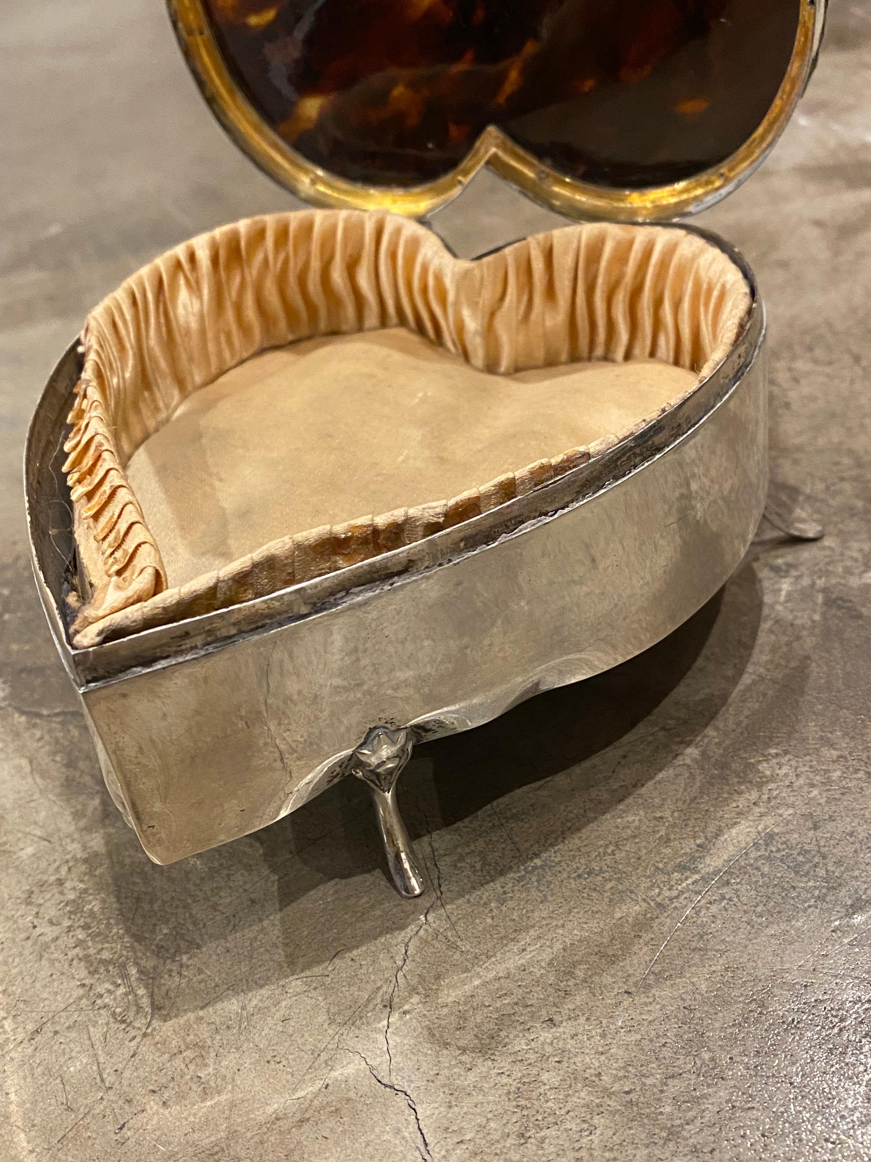 Boîte à bijoux ancienne en forme de cœur en fausse écaille de tortue en argent sterling parJ.Deakin Excellent état - En vente à MELBOURNE, AU