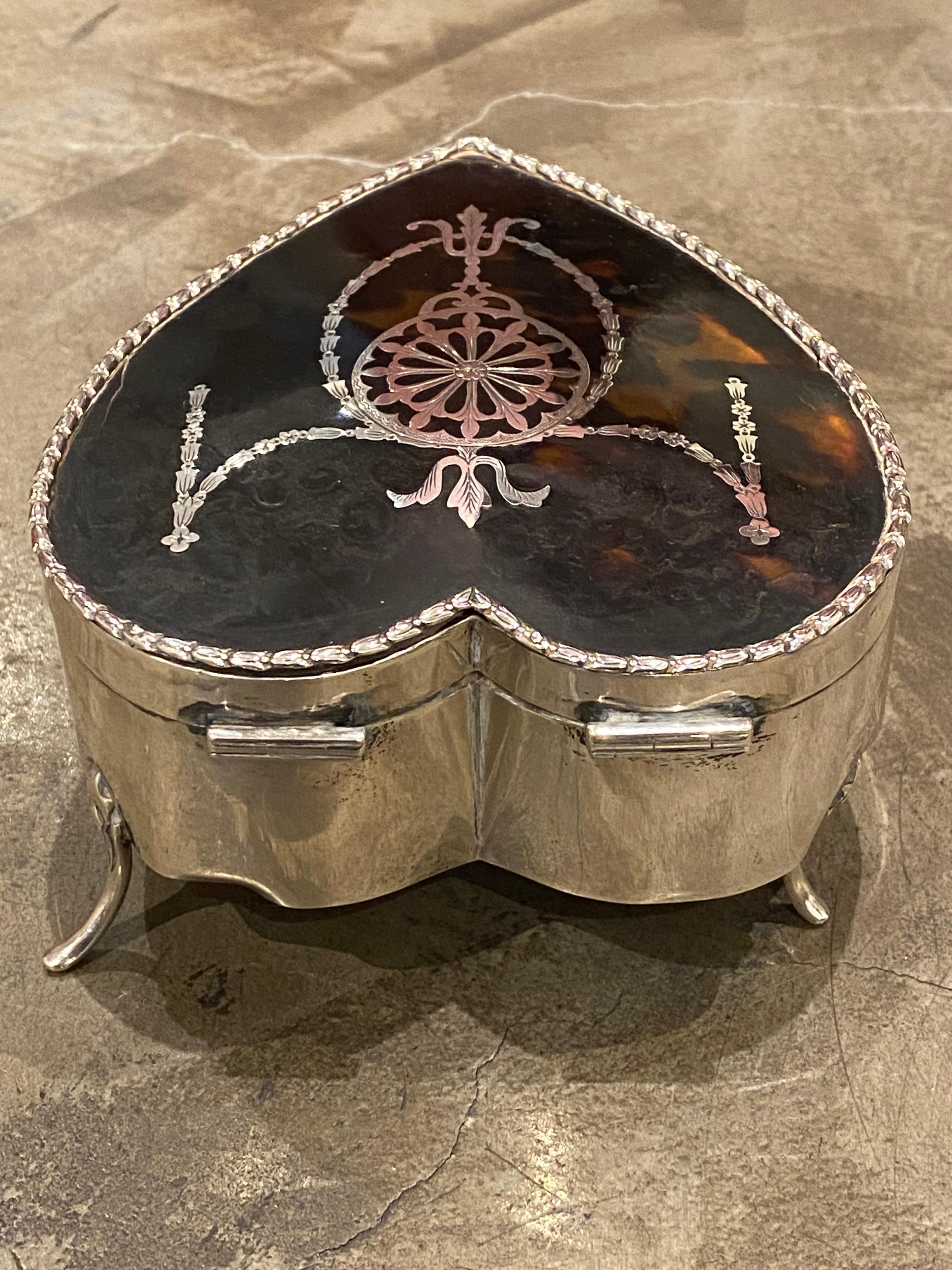 Boîte à bijoux ancienne en forme de cœur en fausse écaille de tortue en argent sterling parJ.Deakin en vente 1