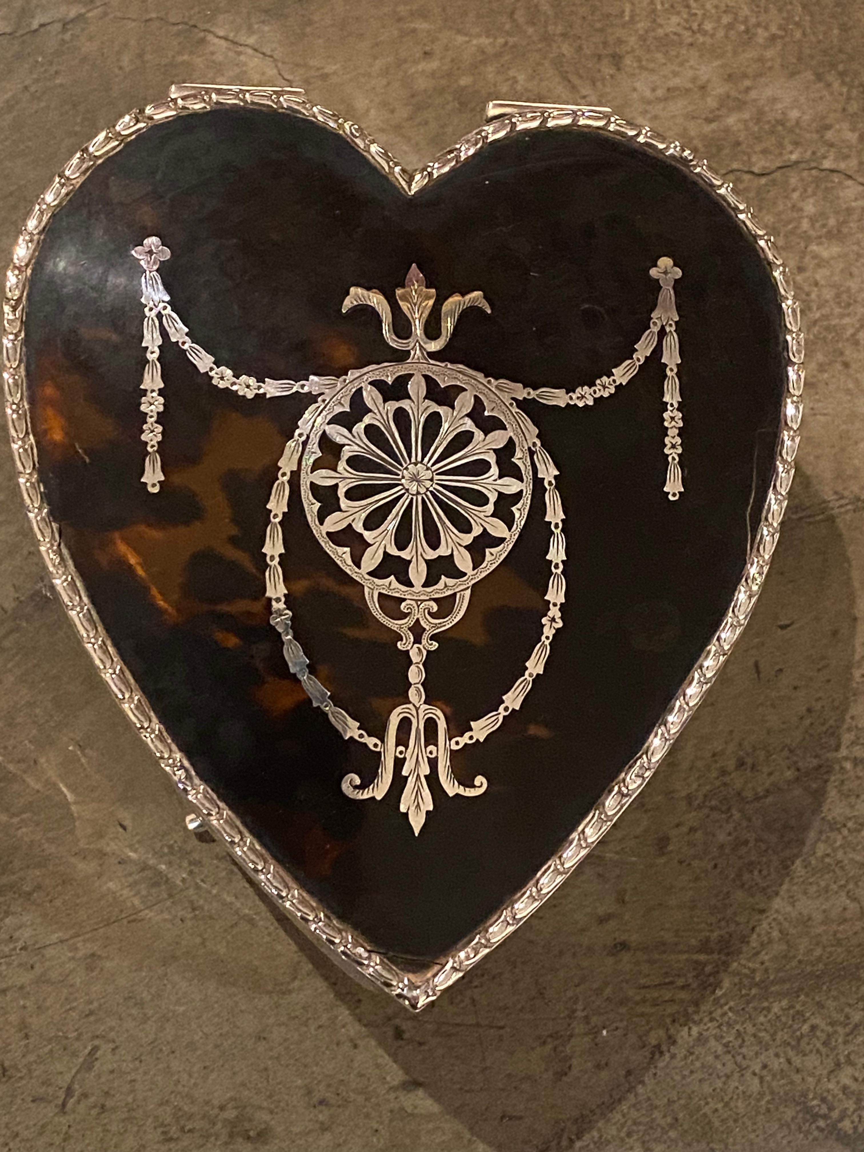 Boîte à bijoux ancienne en forme de cœur en fausse écaille de tortue en argent sterling parJ.Deakin en vente 2