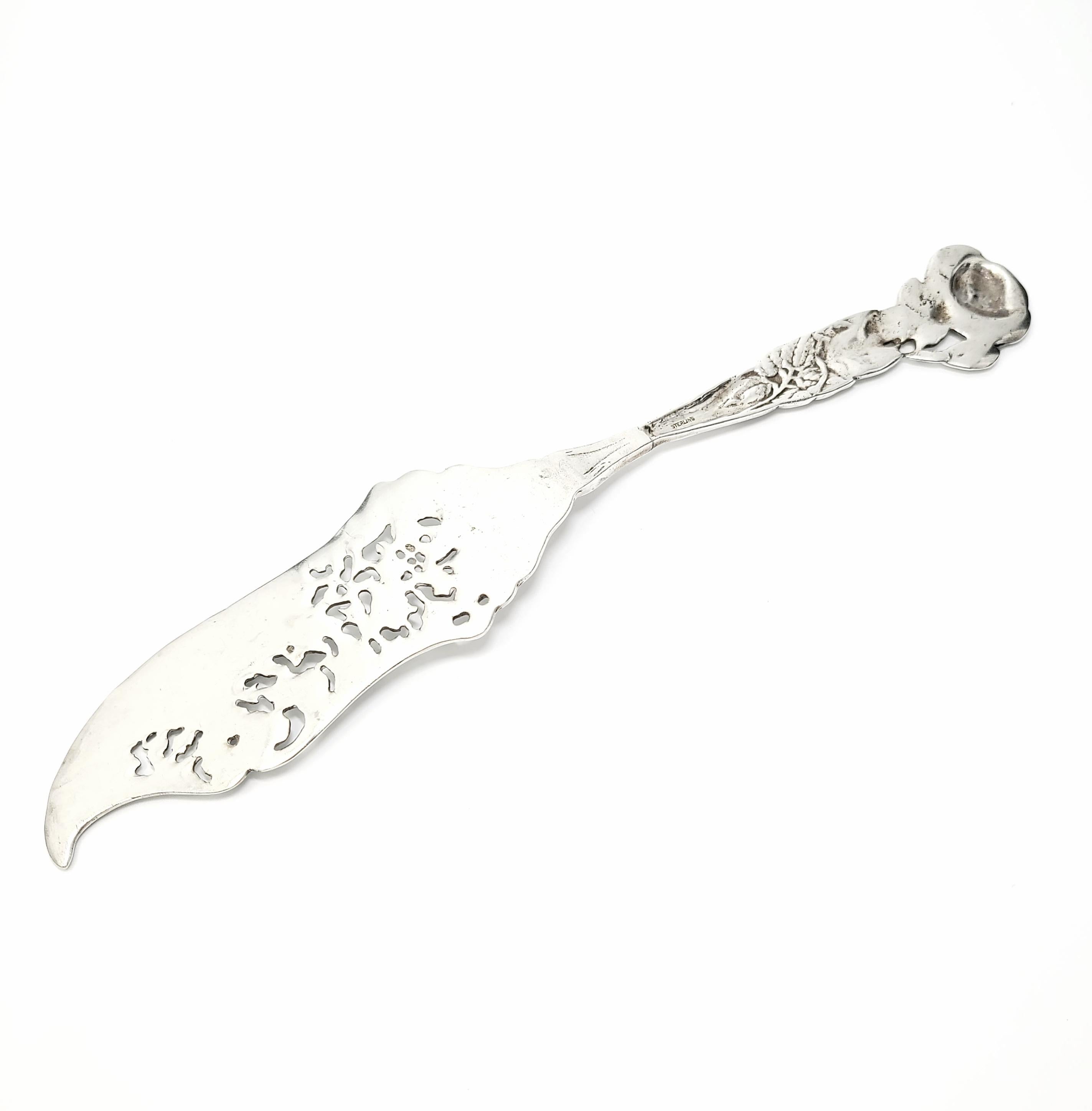 Antique sterling silver serving fish knife.

No monogram.

Beautiful heavy serving fish knife with rose design handle, floral, leaf and scroll design on blade.

Measures approximate 10 5/8