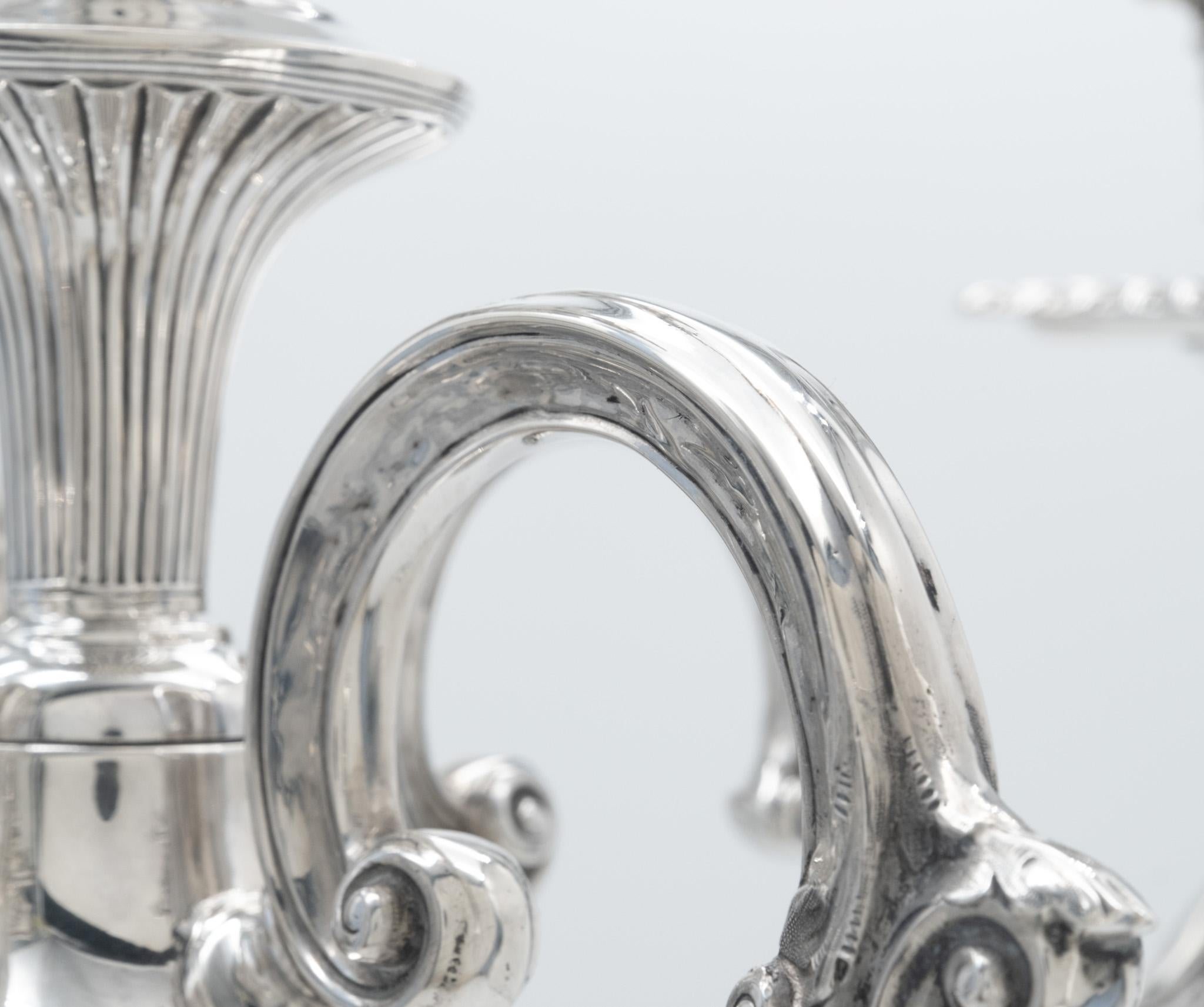 Antico candelabro in argento sterling a cinque luci Goldsmiths & Silversmiths London in vendita 2