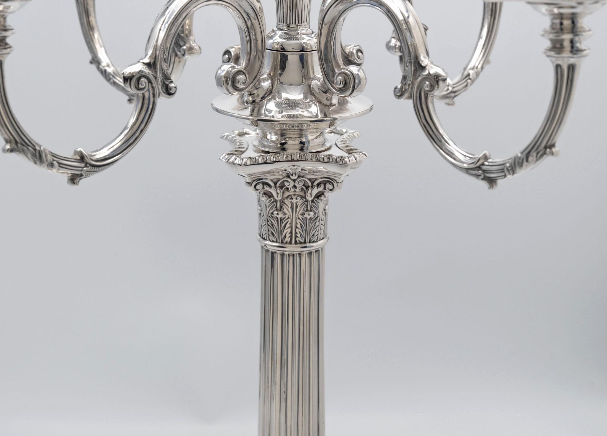 Neoclassico Antico candelabro in argento sterling a cinque luci Goldsmiths & Silversmiths London in vendita