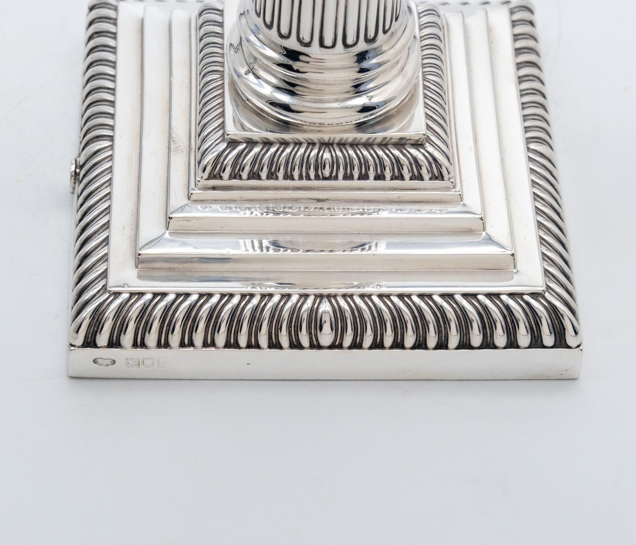 Fatto a mano Antico candelabro in argento sterling a cinque luci Goldsmiths & Silversmiths London in vendita