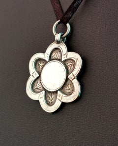 Antiker Blumen-Anhänger aus Sterlingsilber mit Knopfleiste