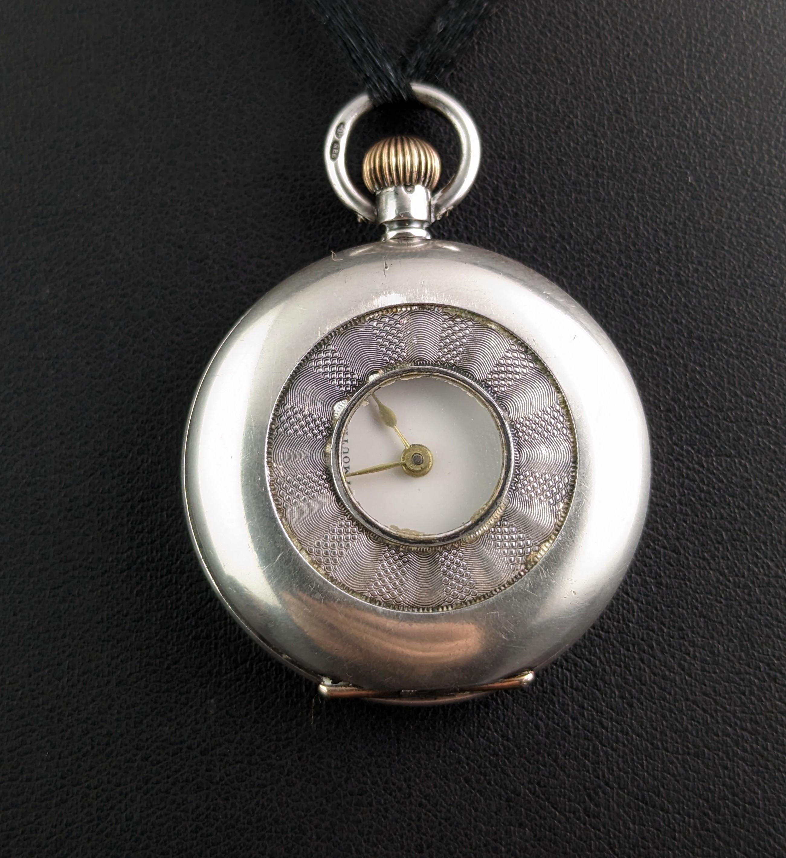 Diese klassische antike silberne Jägeruhr ist eine Schönheit aus der Edwardianischen Zeit.

Die Taschenuhr verleiht jedem Look Raffinesse und ist das perfekte Accessoire für alle, die einen Hauch von Vintage-Flair in ihre Garderobe bringen