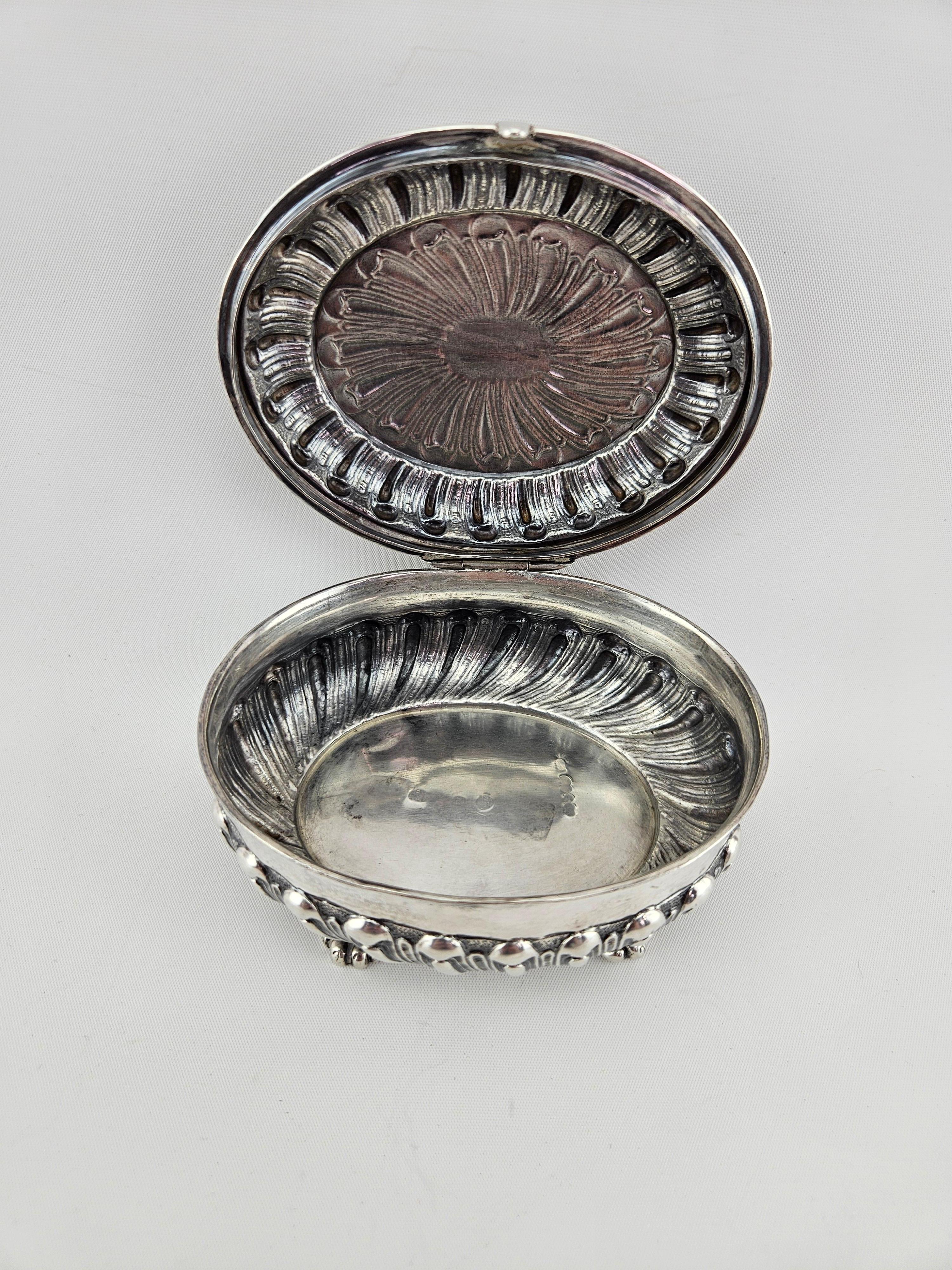 Antique Sterling Silver Footed Jewelry & Ring or Trinket Box In Good Condition In Hamilton, Ontario