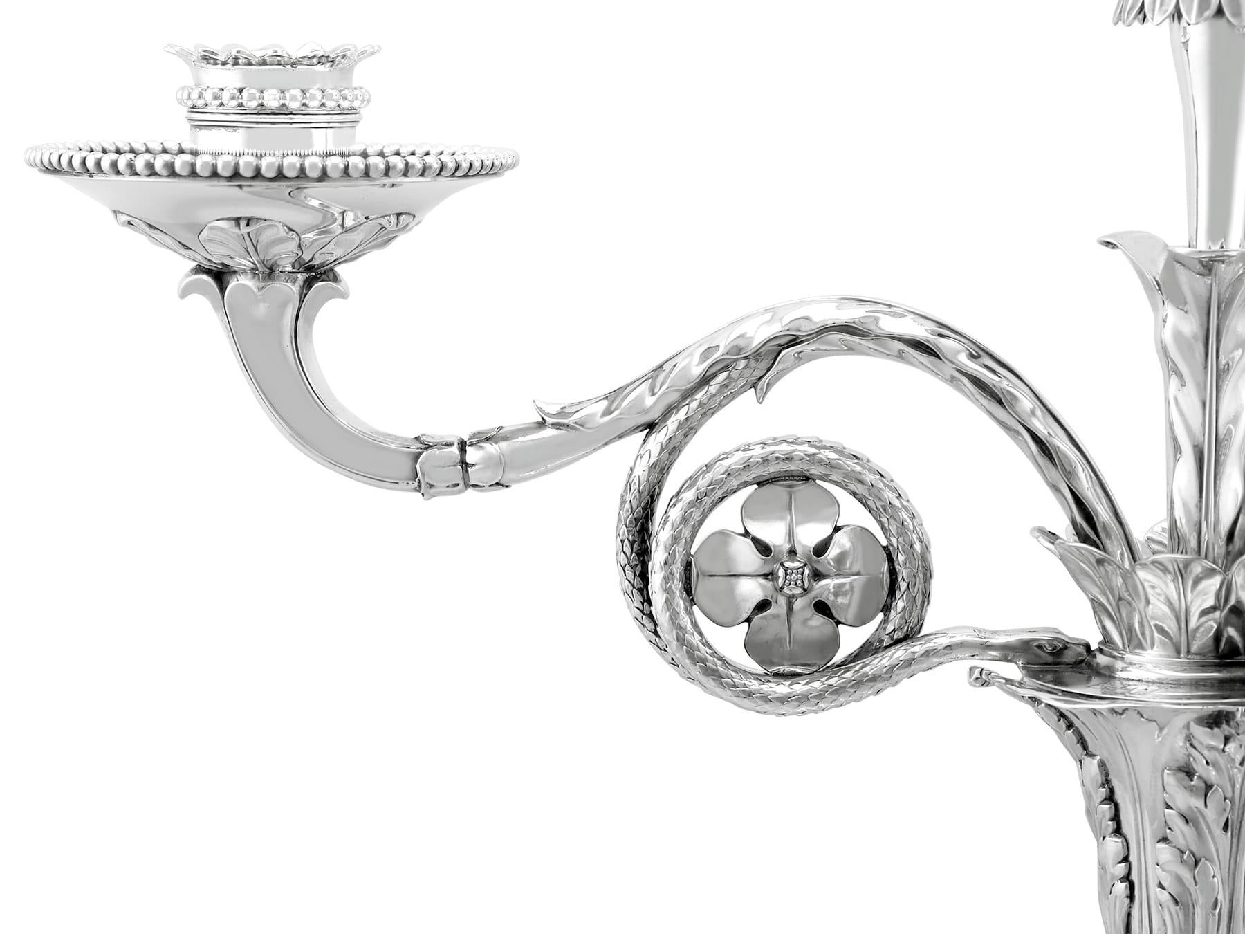 Argent Centre de table de candélabre antique en argent sterling à quatre lumières en vente