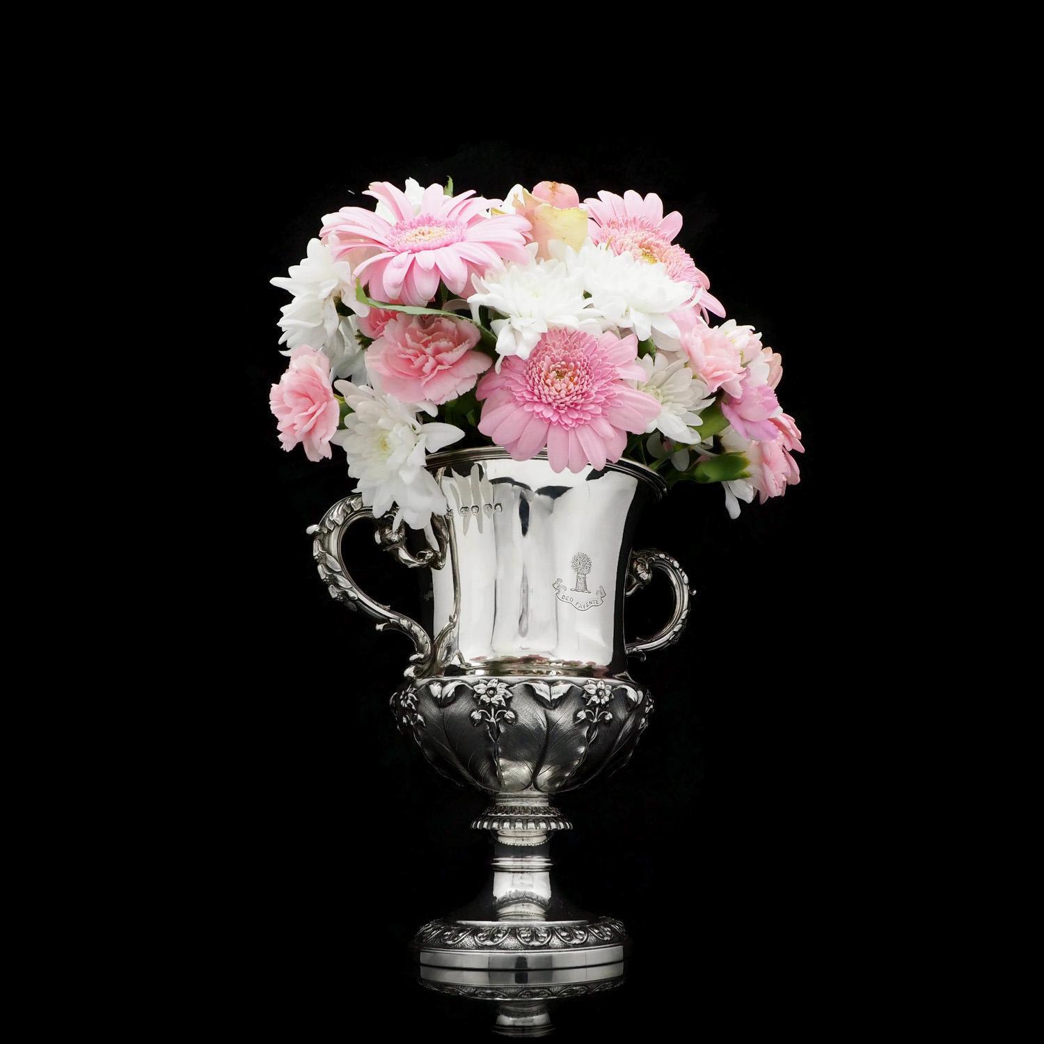 We are delighted to offer this wonderful solid silver Georgian cup made in London 1829 by the renowned Barnards (maker's mark of Edward, Edward junior, John & William Barnard).
 
The overall quality and gauge of silver on this article is very good