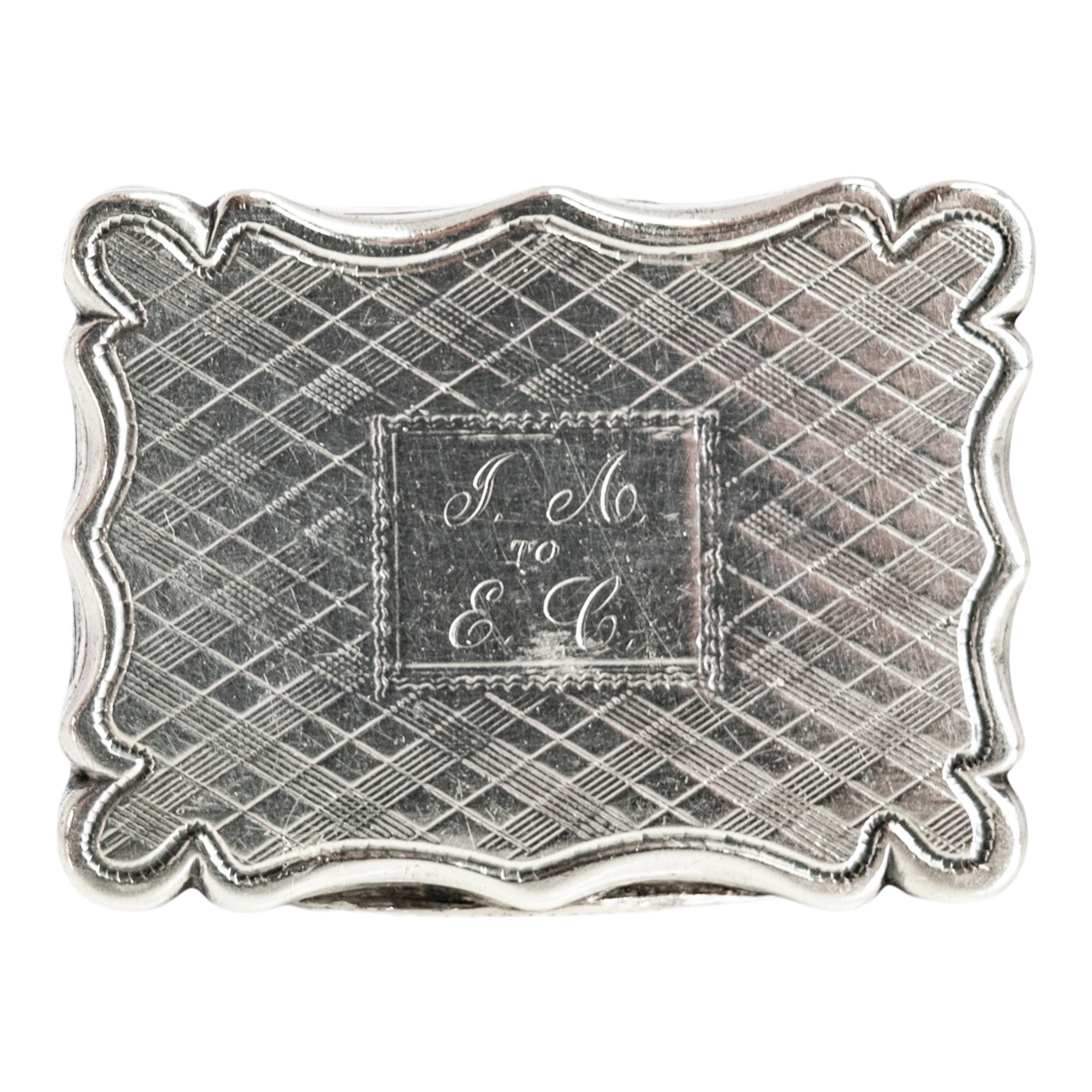 Vinaigrette en argent sterling gravé, Edward Smith, Birmingham, 1839.
La vinaigrette est finement guillochée sur le dessus à charnière et le dessous, le couvercle est monogrammé et gravé de 